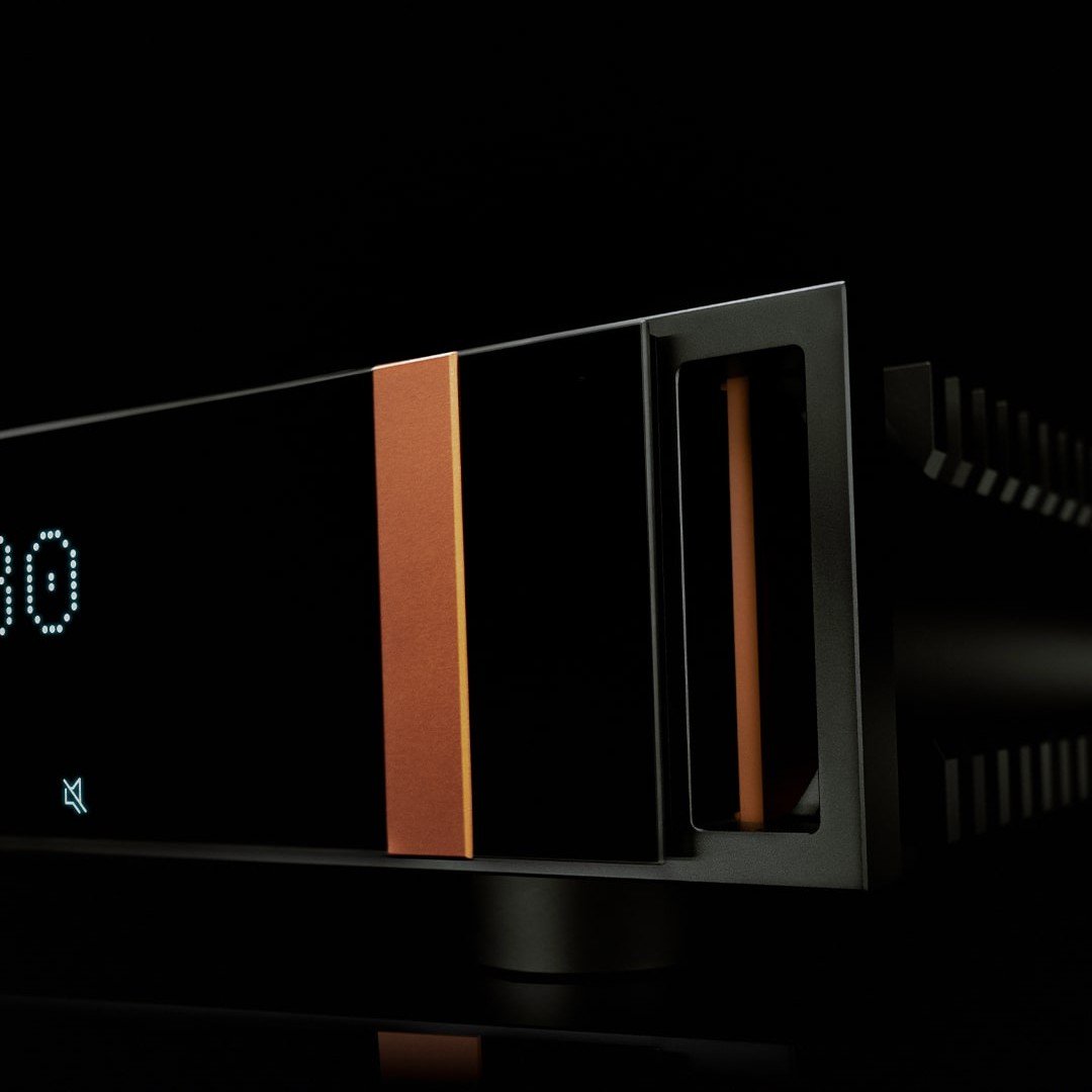 Aavik-PowerAmp880-Front-RightSide-LowAngle-Corner-CutOut-MOBILE-min.jpg
