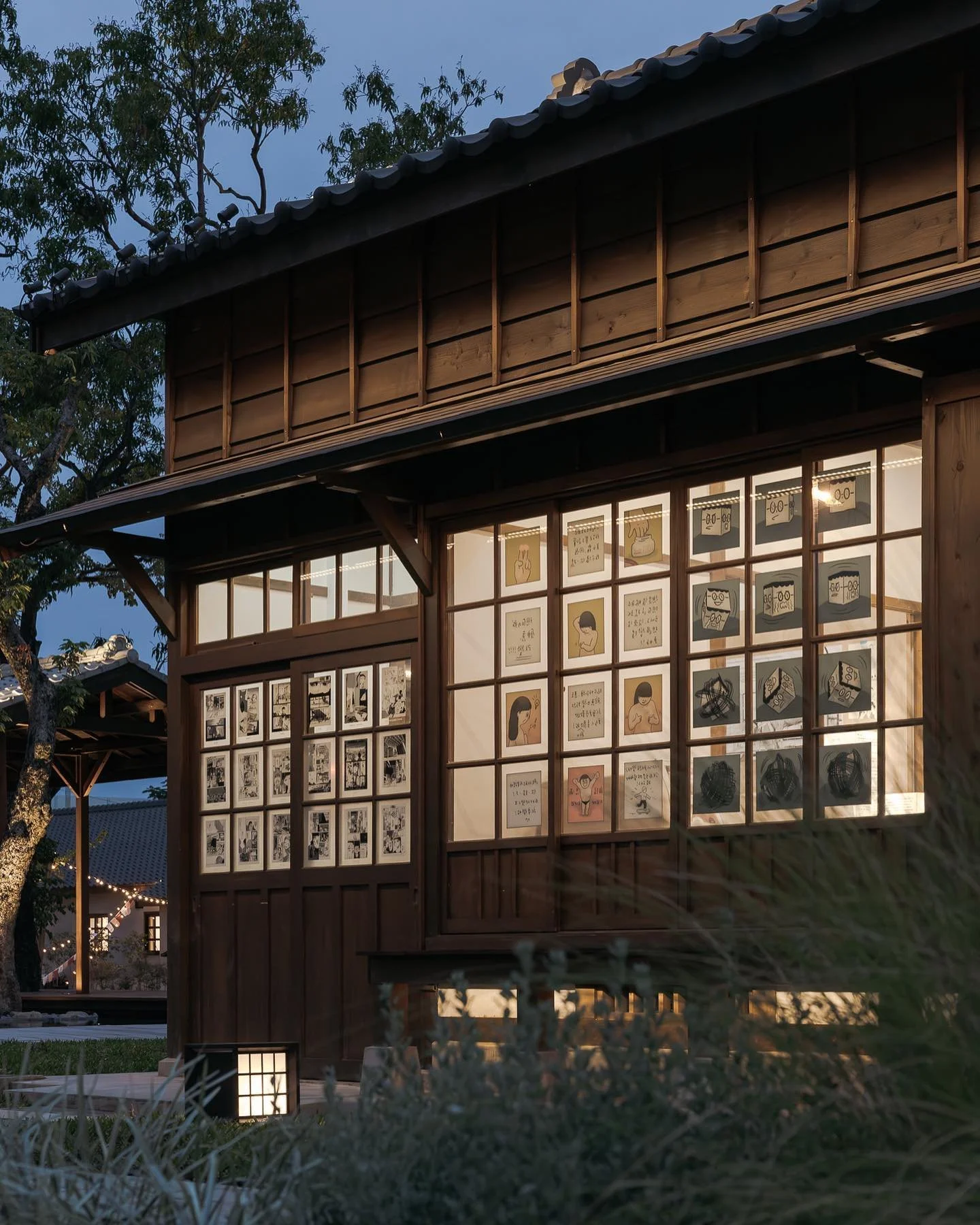 ■ HOSTEL NAME ネーム ■ 
☐ COMICS in TAIWAN ☐

HOSTELS FOR TAIWANESE COMIC LOVERS 
讓臺漫成為我們的日常生活

NAME作為名字，化無形為有形，作為命名，在事物起頭灌注期望；NAME（ネーム）也是分鏡，將漫畫視為一種傳遞內容的載體，之所以不同於插畫，在於漫畫是透過圖像進行連續性的敘事，分鏡可以說是敘事過程重要的骨幹，作為從無到有的起始點，從此漫畫有了自己的生命。

☐ EXPERIENCE 昼と夜 ☐

宿舍中的障子、押入