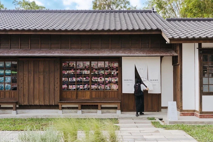 ■ HOSTEL NAME ネーム ■ 
☐ COMICS in TAIWAN ☐

HOSTELS FOR TAIWANESE COMIC LOVERS 
讓臺漫成為我們的日常生活

NAME作為名字，化無形為有形，作為命名，在事物起頭灌注期望；NAME（ネーム）也是分鏡，將漫畫視為一種傳遞內容的載體，之所以不同於插畫，在於漫畫是透過圖像進行連續性的敘事，分鏡可以說是敘事過程重要的骨幹，作為從無到有的起始點，從此漫畫有了自己的生命。

HOSTEL NAME提供7間以愛情與關係為軸的漫畫主題房