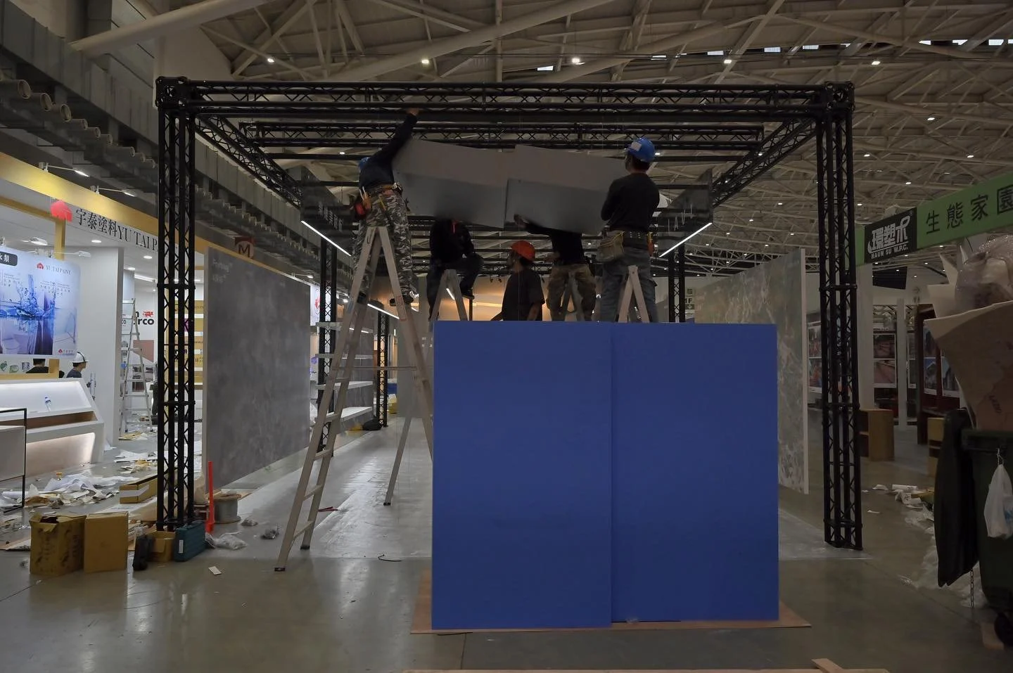 #山陰工事 過程紀錄

此為與 @lavi_laminate 繼去年2022年建材展後再次合作，無論合作案型為何，對山陽山陰而言最重要的皆是整合，而非僅是單方面的承接與發揮設計本能。

去年協助樂維將品牌定調聚焦以SUPERLAVI進行呈現，抓取太空的實驗與探索感，期望為品牌未來鋪陳與開展出更多可能性，而後在今年樂維團隊企圖持續優化與整合，委任山陽山陰延續去年在展覽提出的概念，進行年度形象及新品影片的製作，藉由腳本及畫面設定的來回過程，再一次的打磨品牌形象，型錄也延續此定調，將封面全新升級為太空