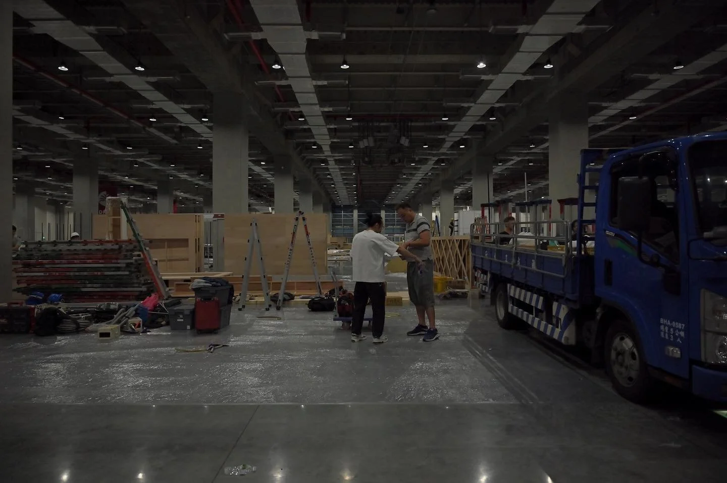 #山陰工事 過程紀錄

@triupcoffee 是一間創立於2017年的生豆進口商，輾轉發現一直以來固定常去的咖啡店家，或是喜歡的豆款，都來自他們家。

時常從咖啡師之間耳聞的Erik，原來就是Tri-Up創辦人，今年獲得WCE世界盃沖煮大賽冠軍之外，與HARIO合作歷經四年開發時間的濾杯也即將釋出，才讓一直以來低調的他們，久違的再次參與咖啡展，初衷便是想跟所有人、咖啡愛好者分享他們階段性的發現與成果。很高興緣分的牽引，讓山陽山陰能參與到如此值得標記的時刻，也能藉由策展與設計協助Tri-Up將