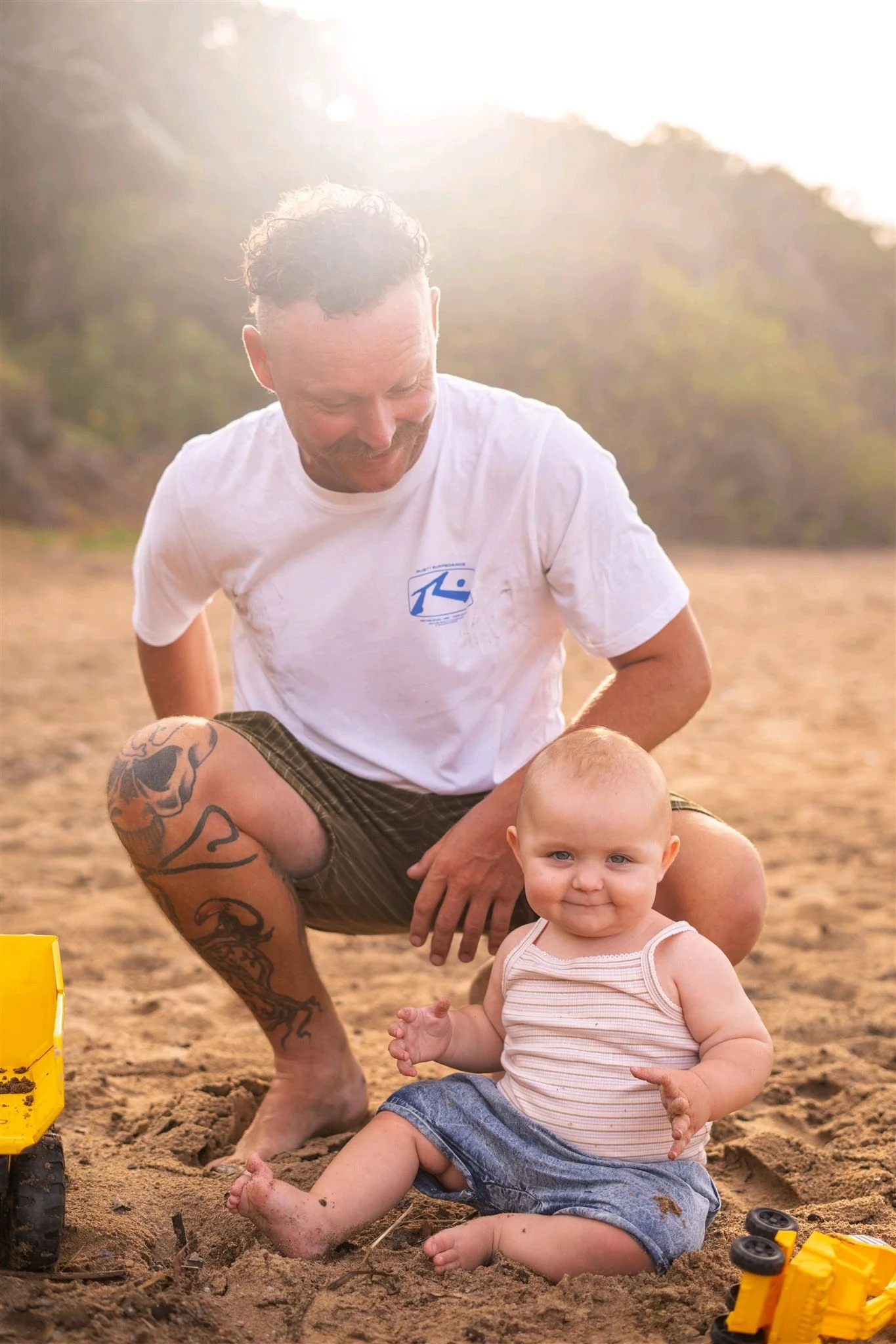Cherished moments captured on the beach 💛 Spending sunny days in Agnes Water with those who matter most! 

#agneswaterphotographer #familymoments #visitagnes1770