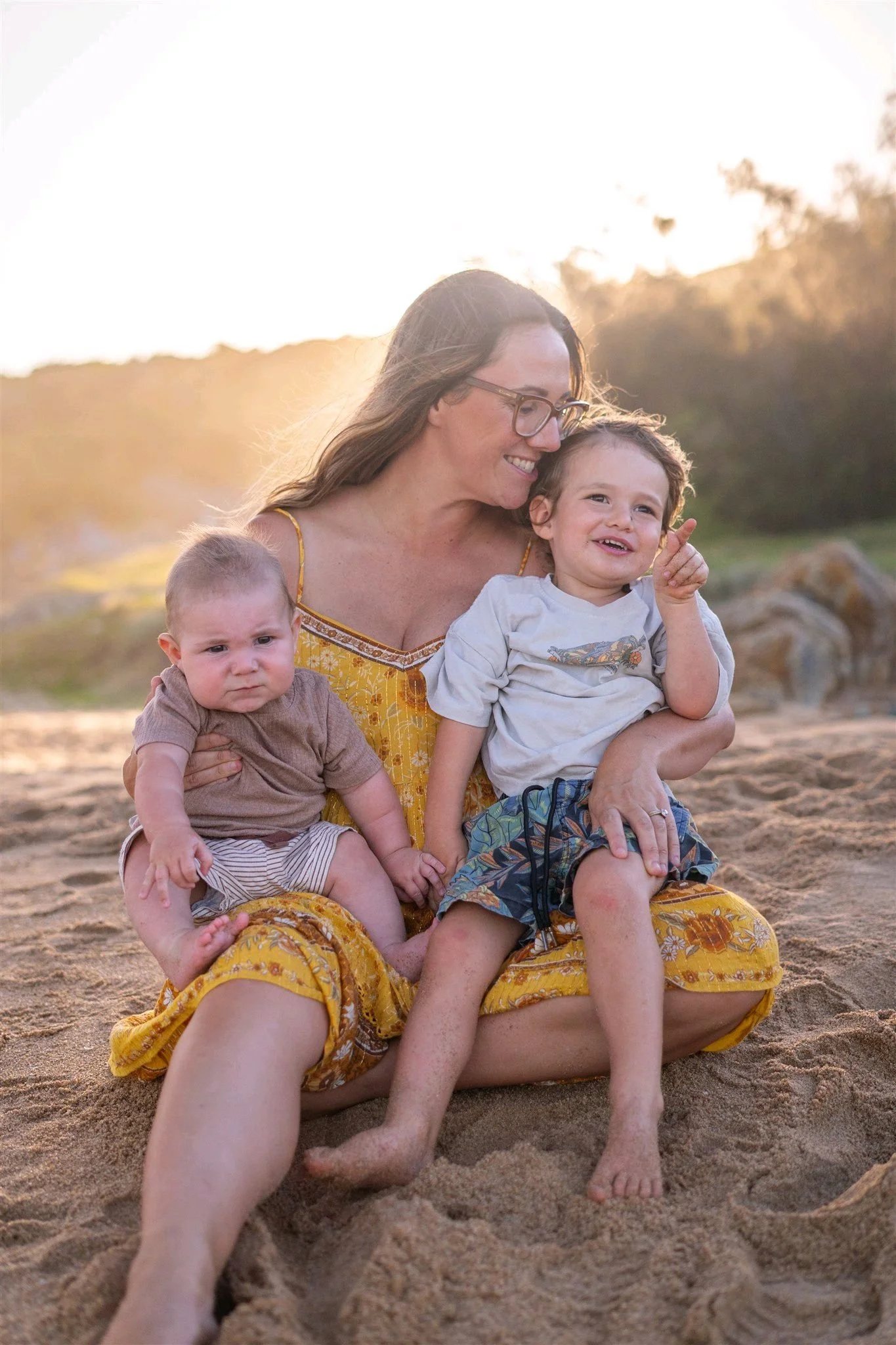 Golden hour joy with this beautiful family on the sands of Agnes Water 💛 Capturing the love between a mumma and her babies under the afternoon sun is pure magic! 

#agneswaterphotographer #familymoments #visitagnes1770 #goldenhour