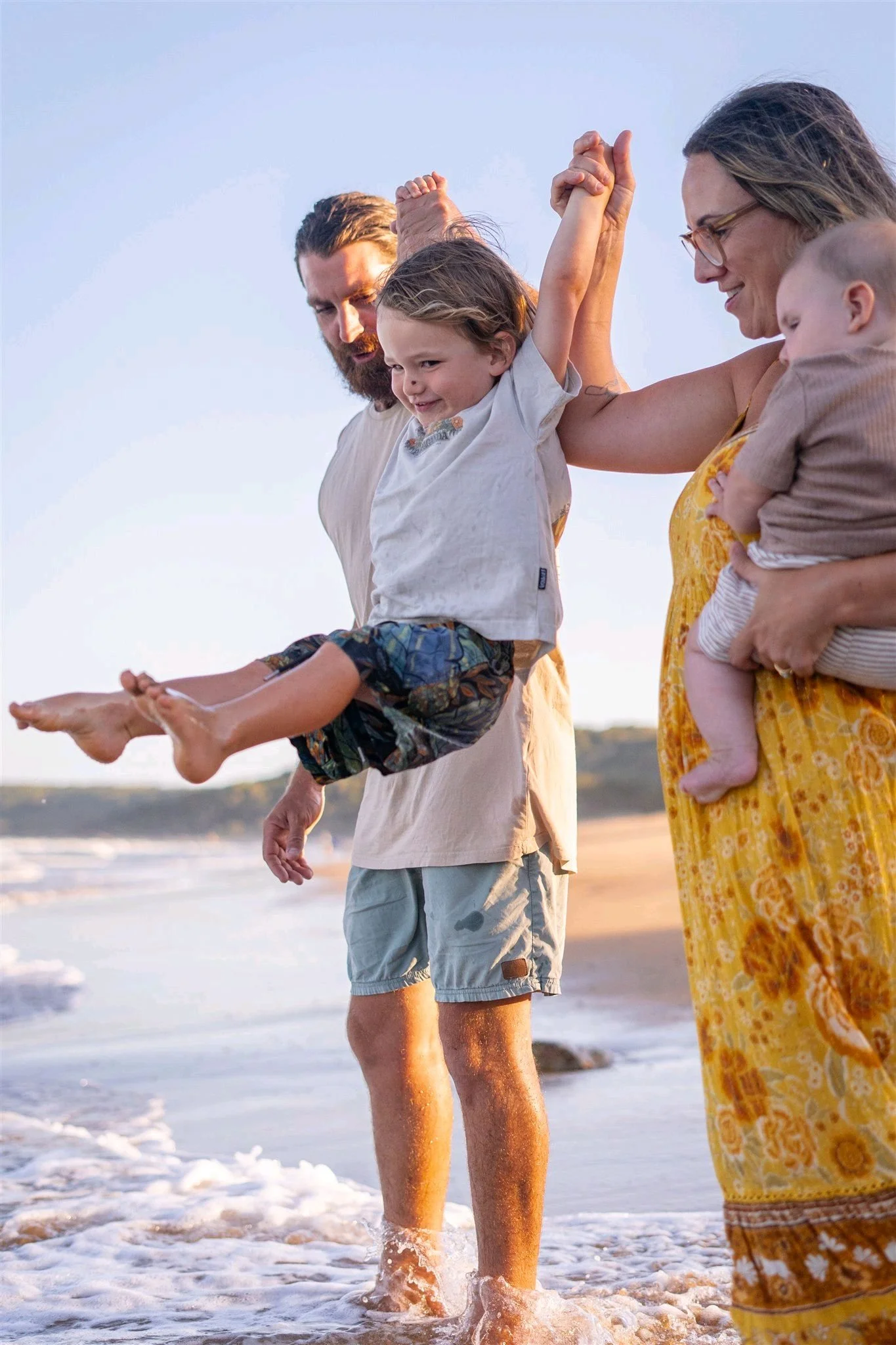 The purest joys are found in the little moments, like splashing waves and family laughs at sunset 🌅👨&zwj;👩&zwj;👧&zwj;👦 Capturing these memories is always a pleasure.

#agneswaterphotographer #familyphotography #sunsetmoments #visitagnes1770