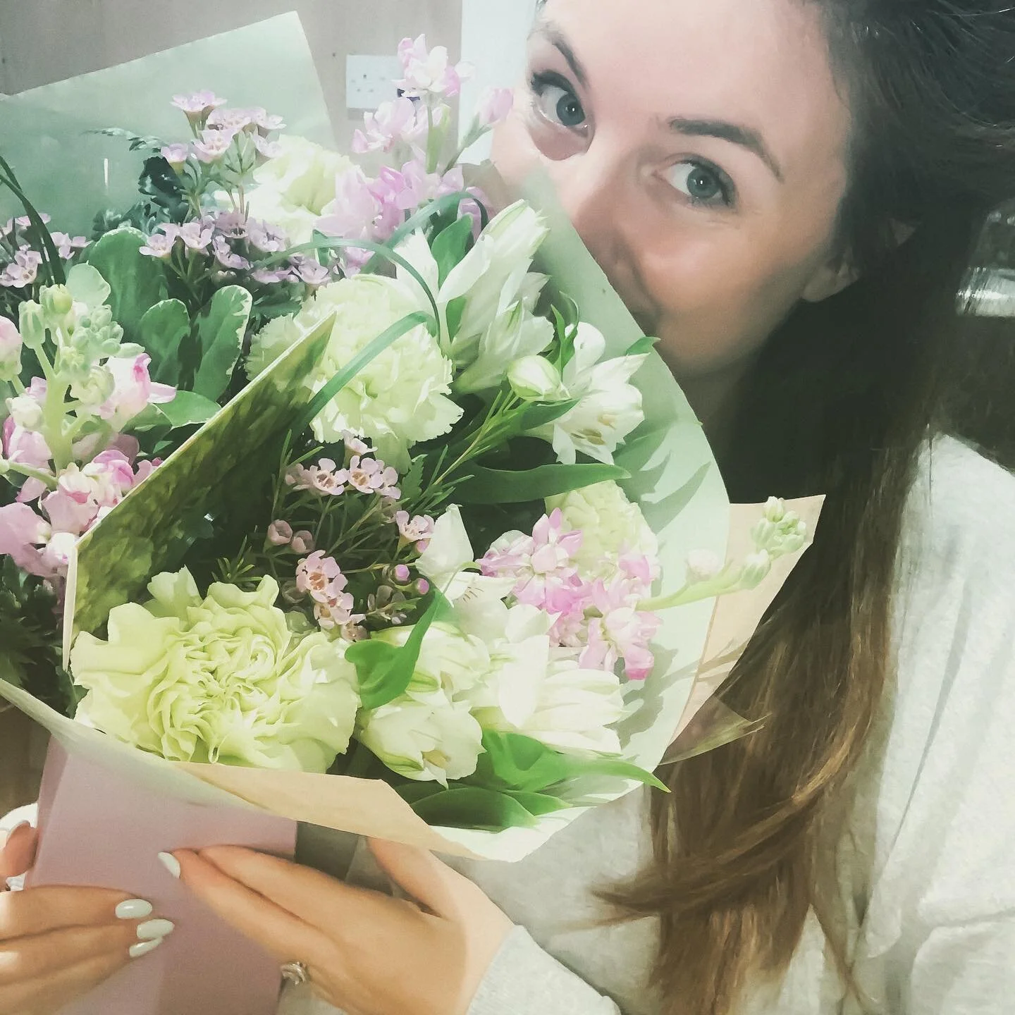 Happy bloomin&rsquo; Monday... especially to the lovely @loatwins for brightening my tired-eyed Monday with these beauties.

Thank you, thank you 💐💖