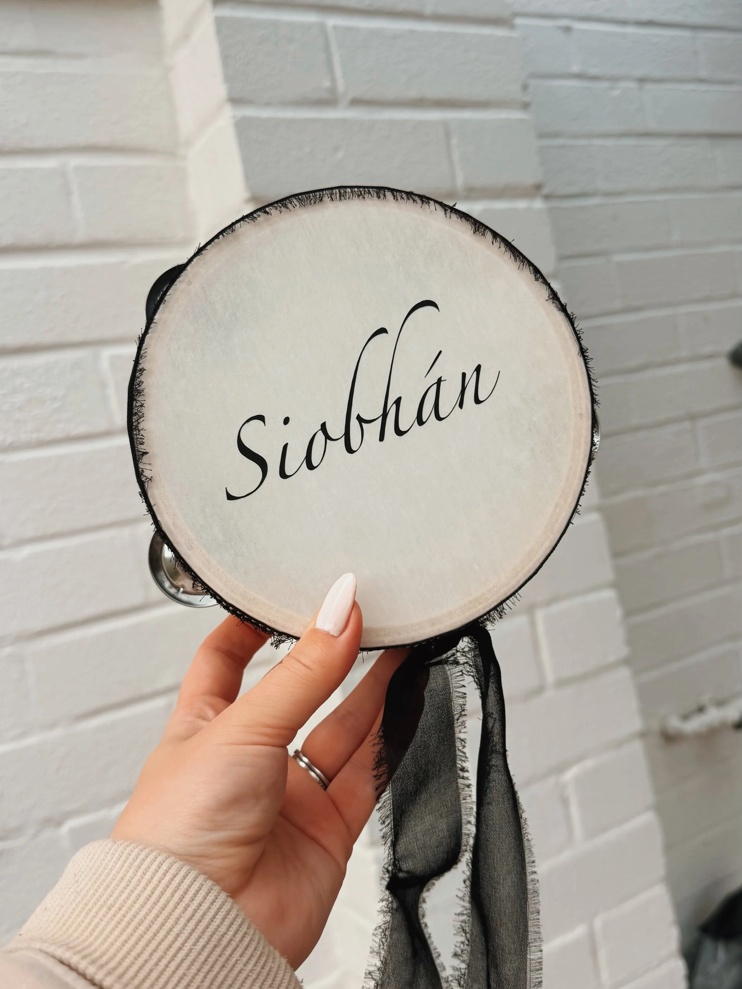The bride said wanted classic, but cool&hellip; just like her. And I LOVED being a part of those chic little details 🖤🤍

Gold-trimmed invites.
Detail-driven website.
Church-ready booklets.

&amp; party-starting tambourines 🤩