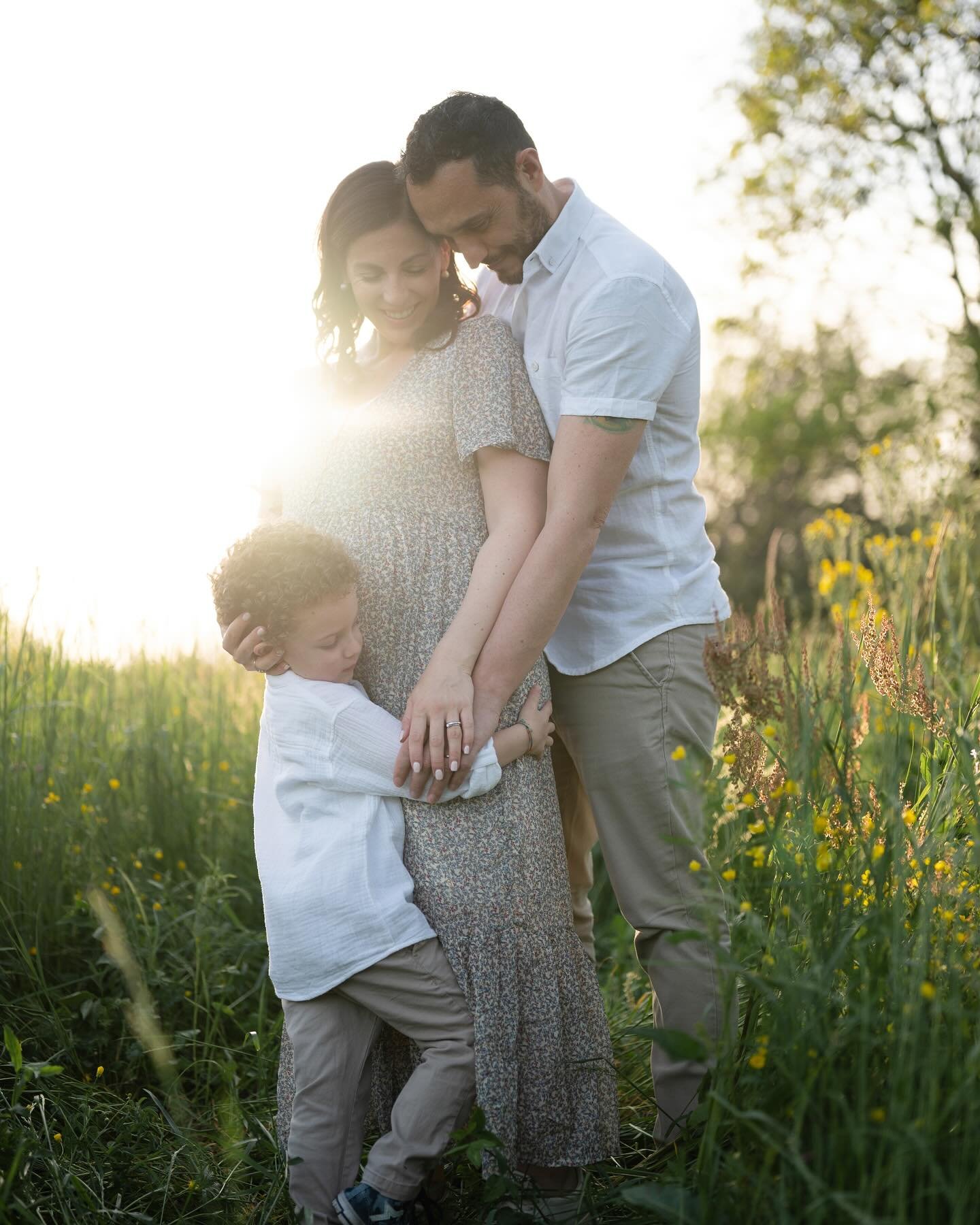 Che sia la prima o la seconda&hellip; la magia di aspettare una nuova vita non smette mai di emozionare.

#maternityphotography
#secondpregnancy
#motherhoodjourney
#maternityportrait
#pregnancyglow
#naturalportrait
#motherhoodmagic
#bumpupdate
#pregn