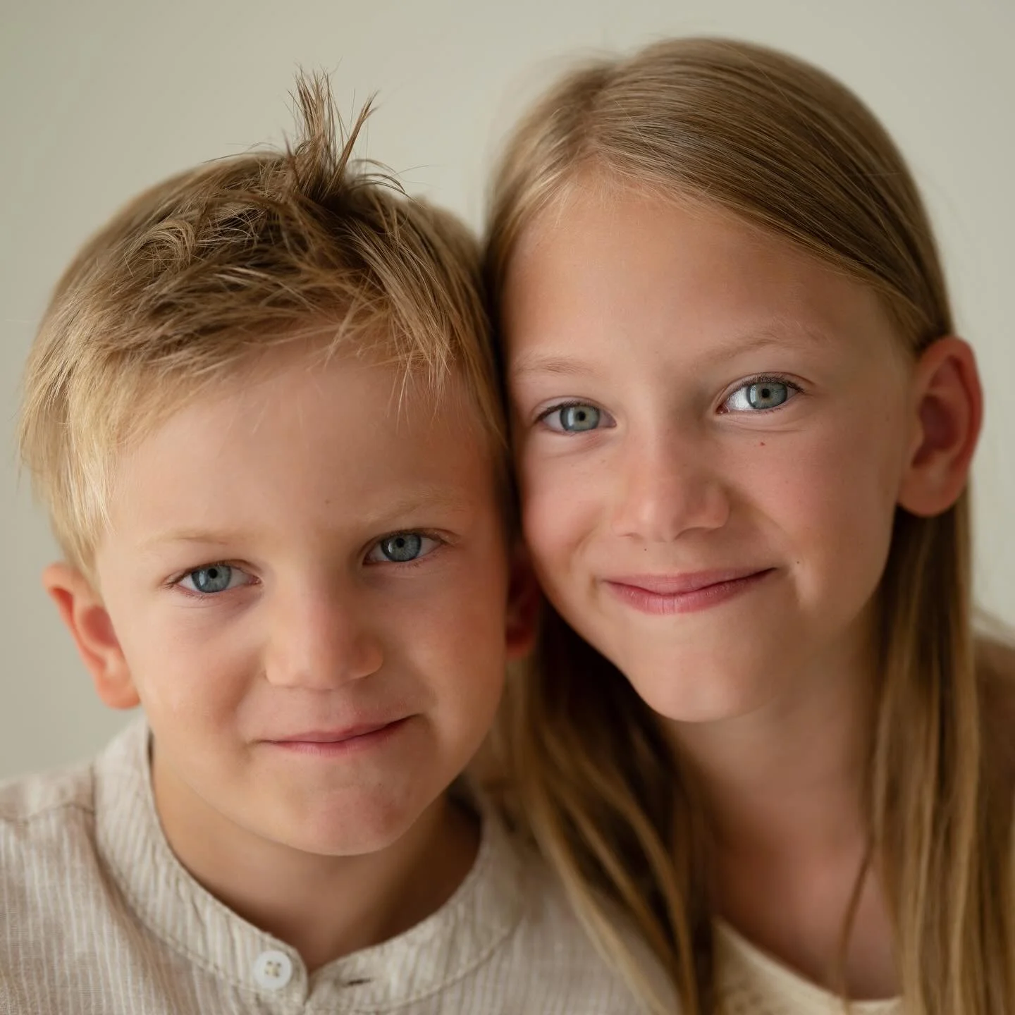 Ho avuto il piacere di fotografare questi due fratelli quasi 5 anni fa&hellip; Chiss&agrave; com&rsquo;erano?
Swipe per scoprirlo 💛
#familyphotography #siblingslove #growingup #frombabytobig #documentyourdays #realmoments #childhoodmemories #familyc