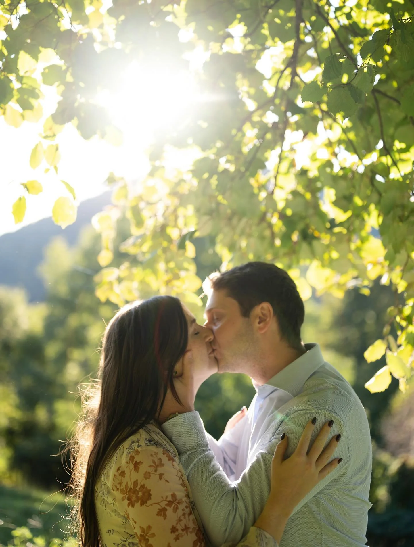 Ho fatto un bel po&rsquo; di strada per raggiungerli&hellip; ma gi&agrave; solo per questo scatto ne &egrave; davvero valsa la pena. 🌿

#LoveInTheAir #GoldenHourMagic #TimelessPhotography #PregnancyMoments #NaturalPhotography #IntimateMoments #Swiss