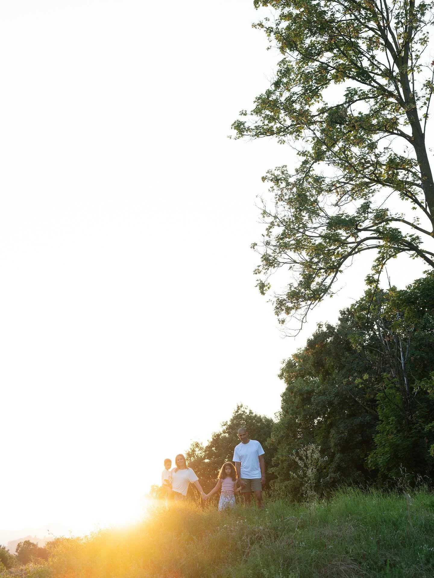 Il sole ci ha regalato la luce perfetta per raccontare la loro storia di famiglia.

#familyphotography #familiestory #sunsetlight #familyportrait #naturalphotography #emotionalphotography #portraitsession #familylove
#fotografiadifamiglia #ritrattofa