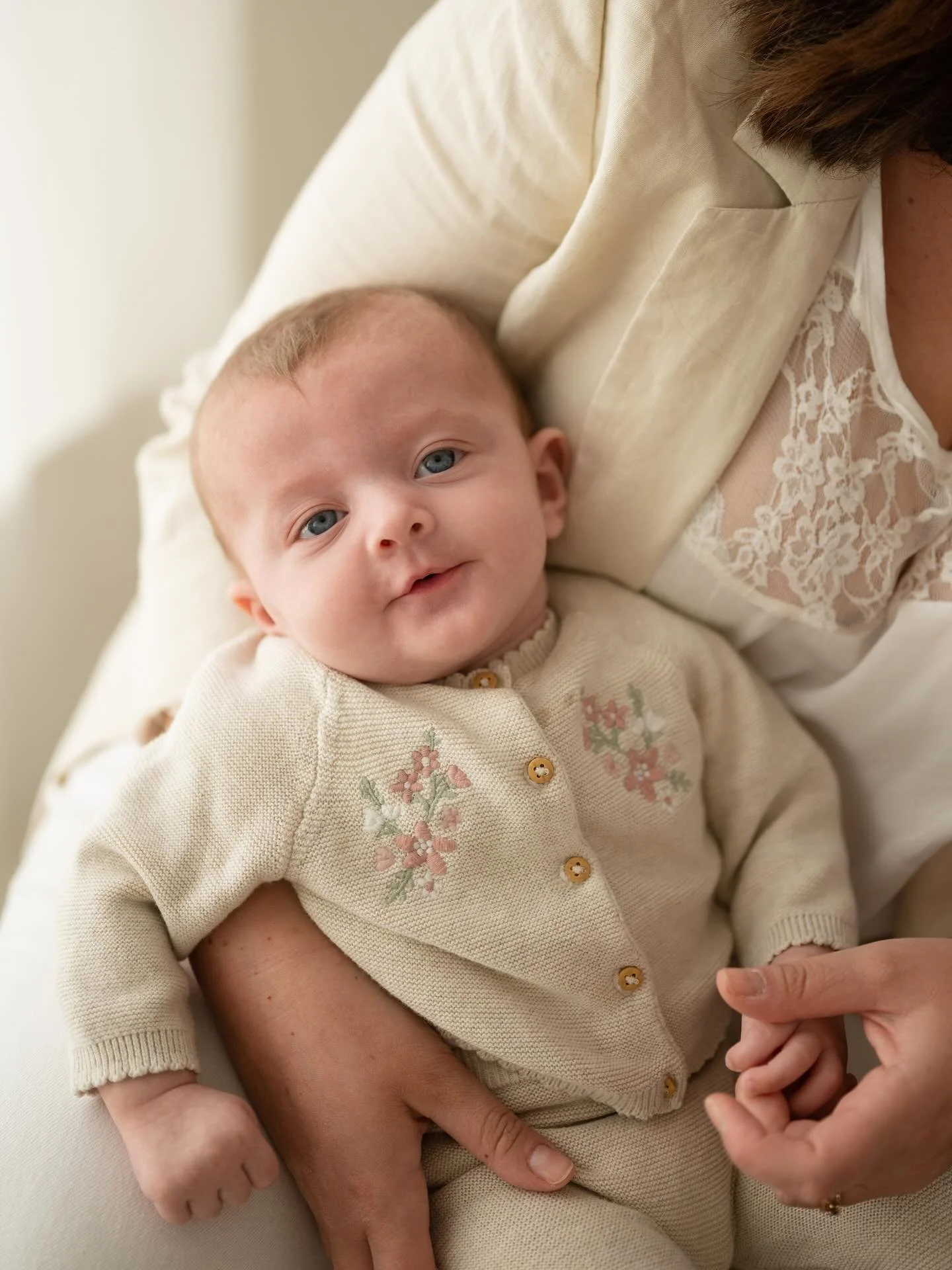 Per ricordare quanto eri piccolina, e quanto ti piaceva stare in braccio.
Un giorno - troppo presto - andrai per la tua strada&hellip;
e ci rimarranno questi dolcissimi ricordi.

#babyphotography #ricordidamamma #abbraccidamamma #fotografiaemotiva #d