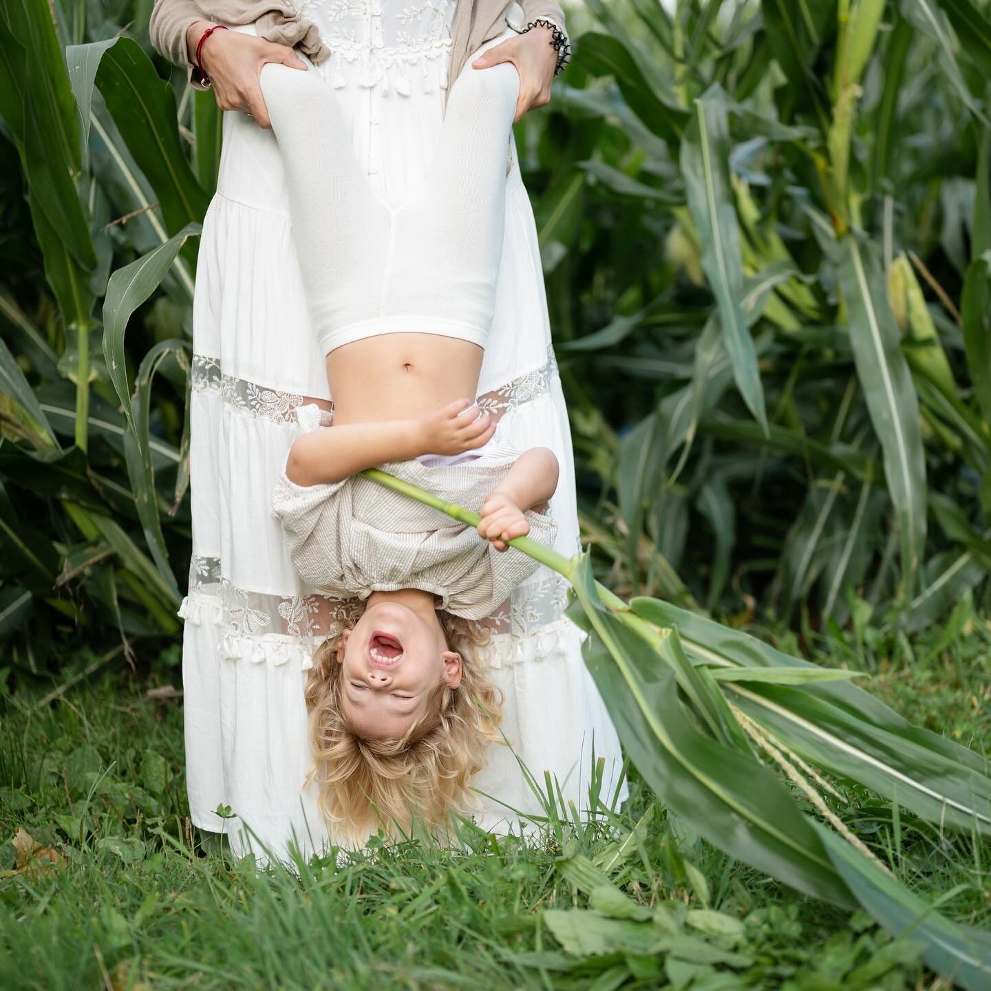 Durante i miei servizi fotografici voglio che i bambini facciano semplicemente i bambini.
Non voglio che siano &ldquo;bravi&rdquo;&hellip; voglio che si sentano liberi di giocare, correre e anche fare cose buffe.
Desidero che, quando tra qualche anno