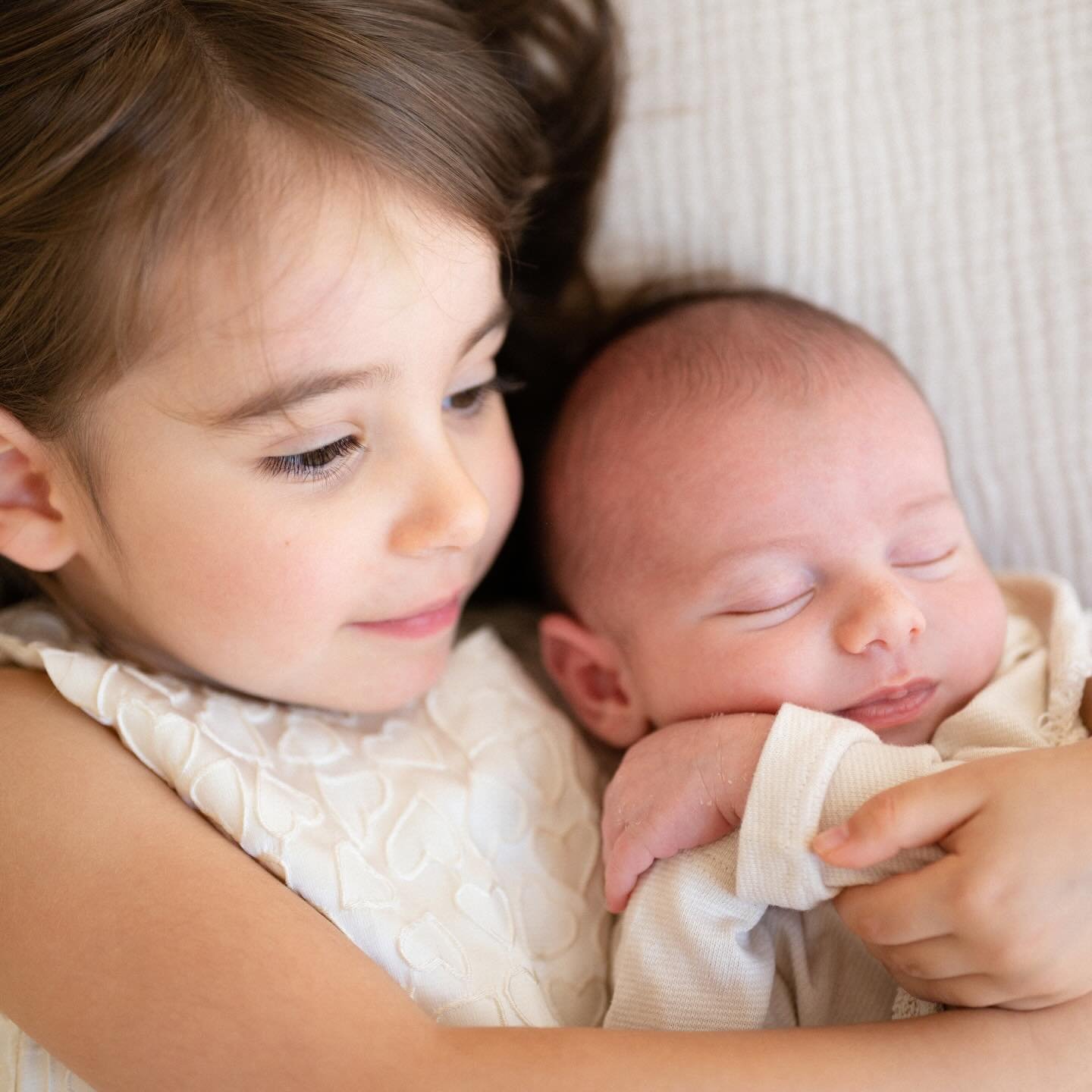 Le fotografie dei neonati diventano pi&ugrave; preziose ogni giorno che passa&hellip; perch&eacute; quella piccola personcina rimane cos&igrave; minuscola per cos&igrave; poco tempo. 🤍

#newbornphotography #newbornlove #preciousmoments