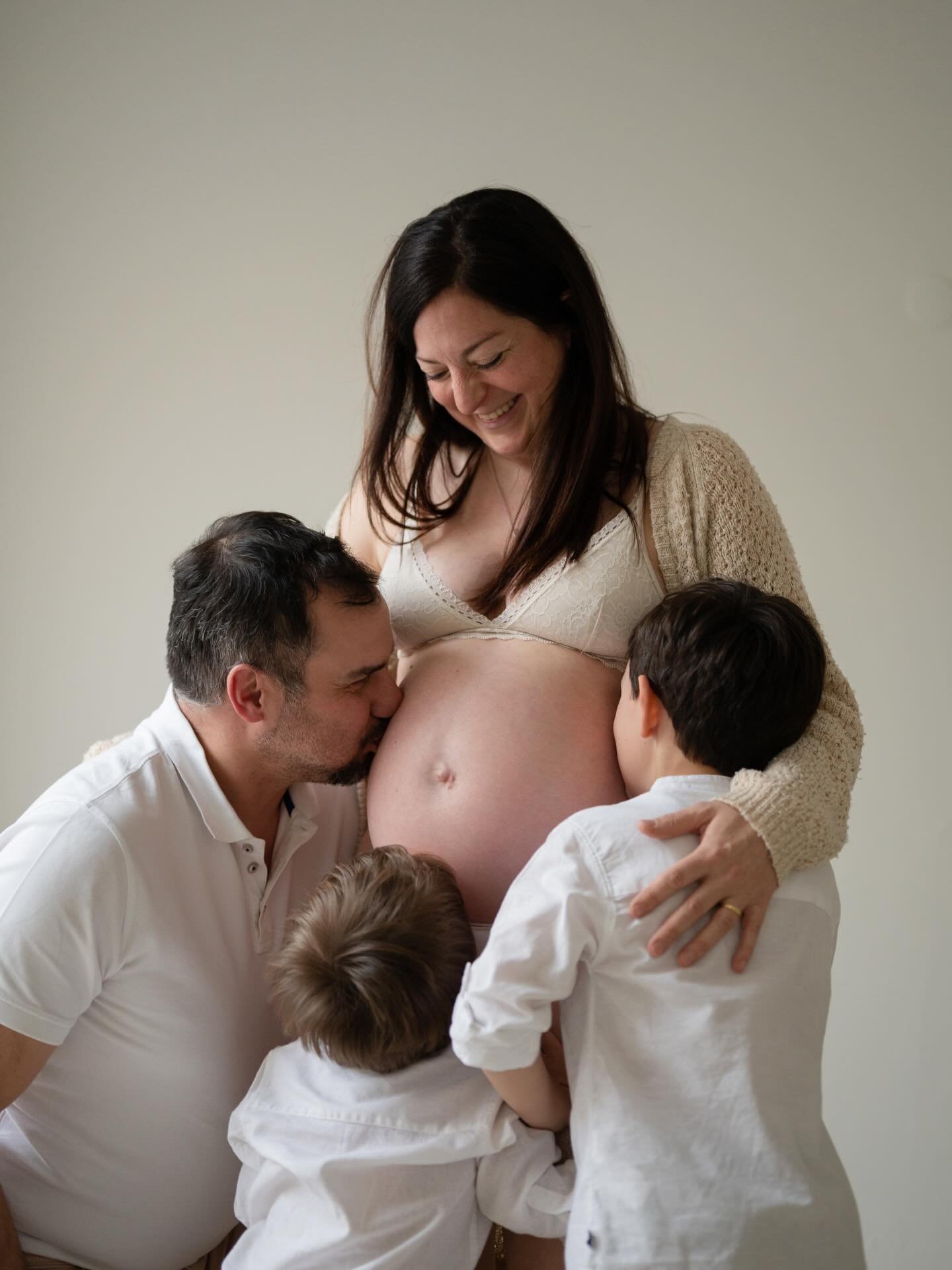 &hellip;perch&eacute; dare dei baci al fratellino in arrivo quando puoi fargli le pernacchie? 😜🥰😅

#fratellini #vitadafamiglia #momlife