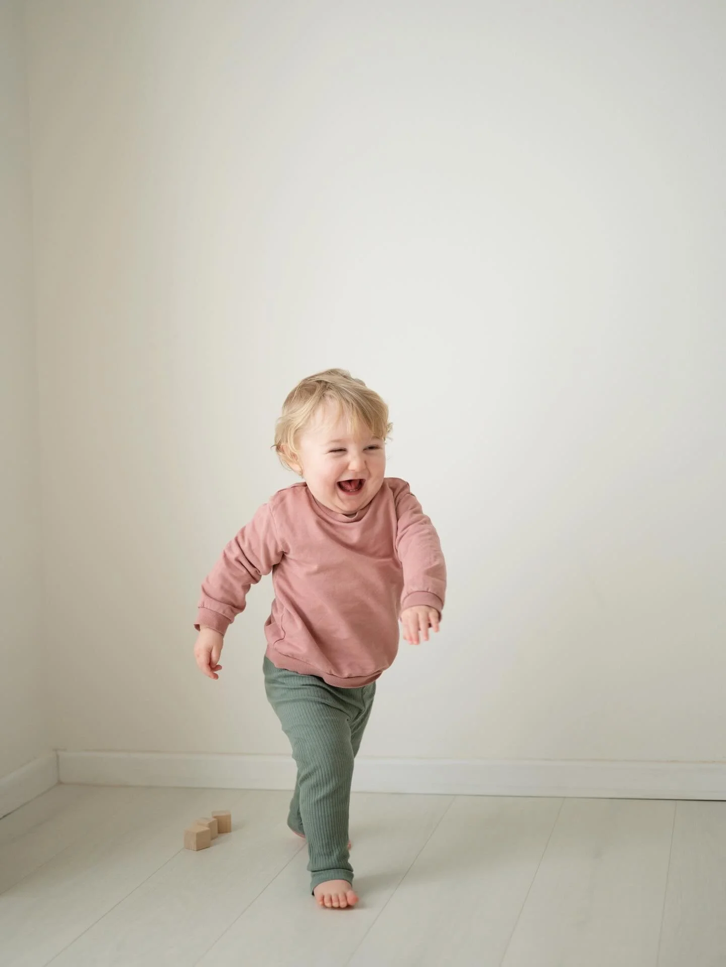 Quindici mesi.
Un&rsquo;et&agrave; in cui tutto &egrave; ancora da scoprire - e anche la cosa pi&ugrave; semplice sa stupire.

F&uuml;nfzehn Monate.
Ein Alter, in dem noch alles entdeckt werden will - und selbst das Einfachste staunen l&auml;sst.

#q