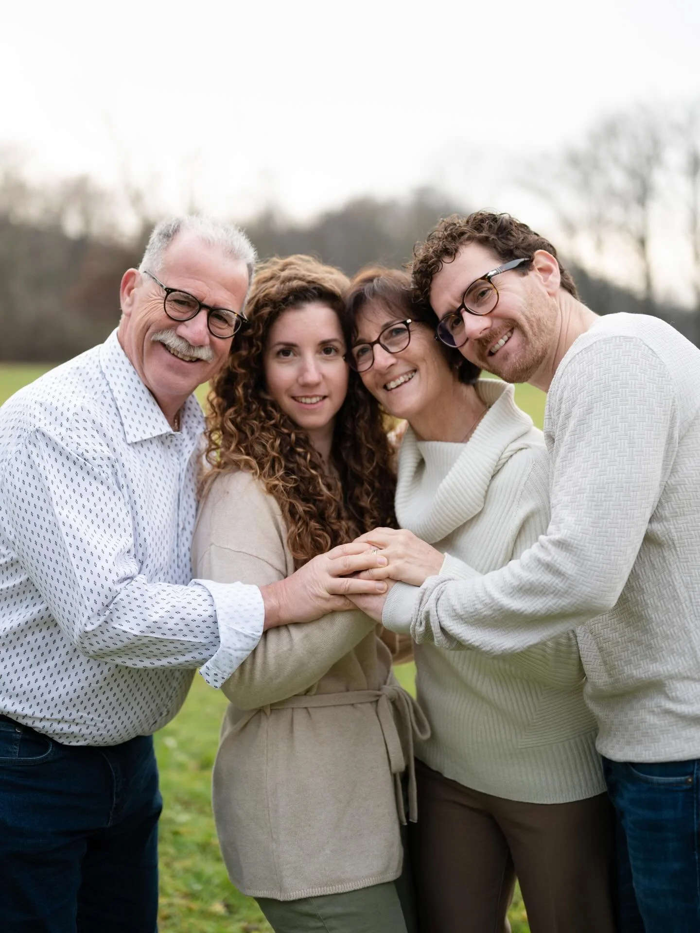 Sono abituata a fotografare famiglie con bambini piccoli.
Per questo servizio fotografico avevo qualche timore che potesse essere forse troppo &ldquo;serio&rdquo;.
Invece mi sbagliavo di grosso.
&Egrave; stato divertentissimo ed era davvero commovent