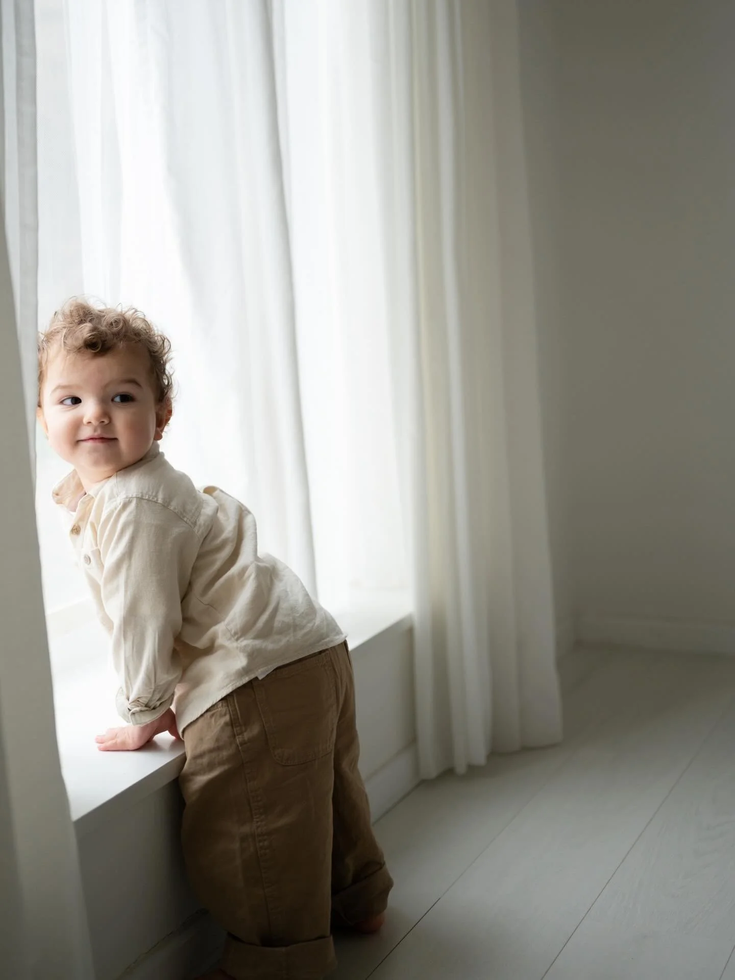 Con me i bambini non devono &ldquo;fare i bravi&rdquo;.
Possono giocare, correre, saltare, ridere o anche piangere.
Possono essere semplicemente bambini.
Io sono l&igrave; per cogliere i momenti cos&igrave; come sono.

-

Bei mir m&uuml;ssen Kinder n