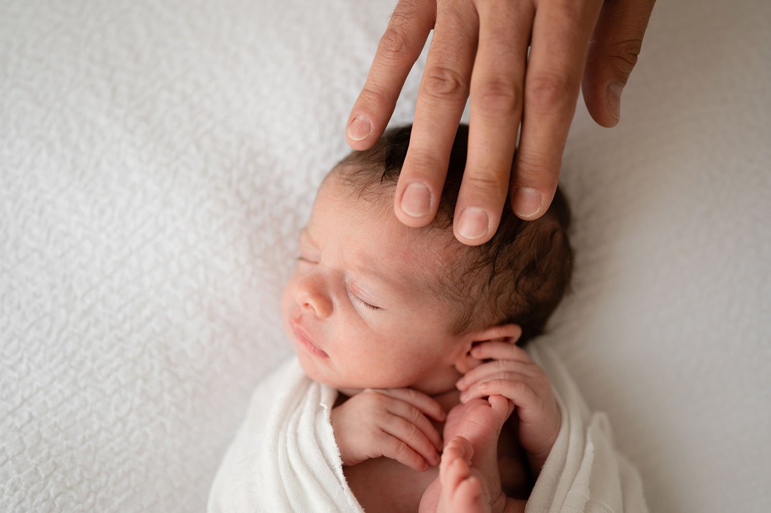 Fotografia neonato carezze