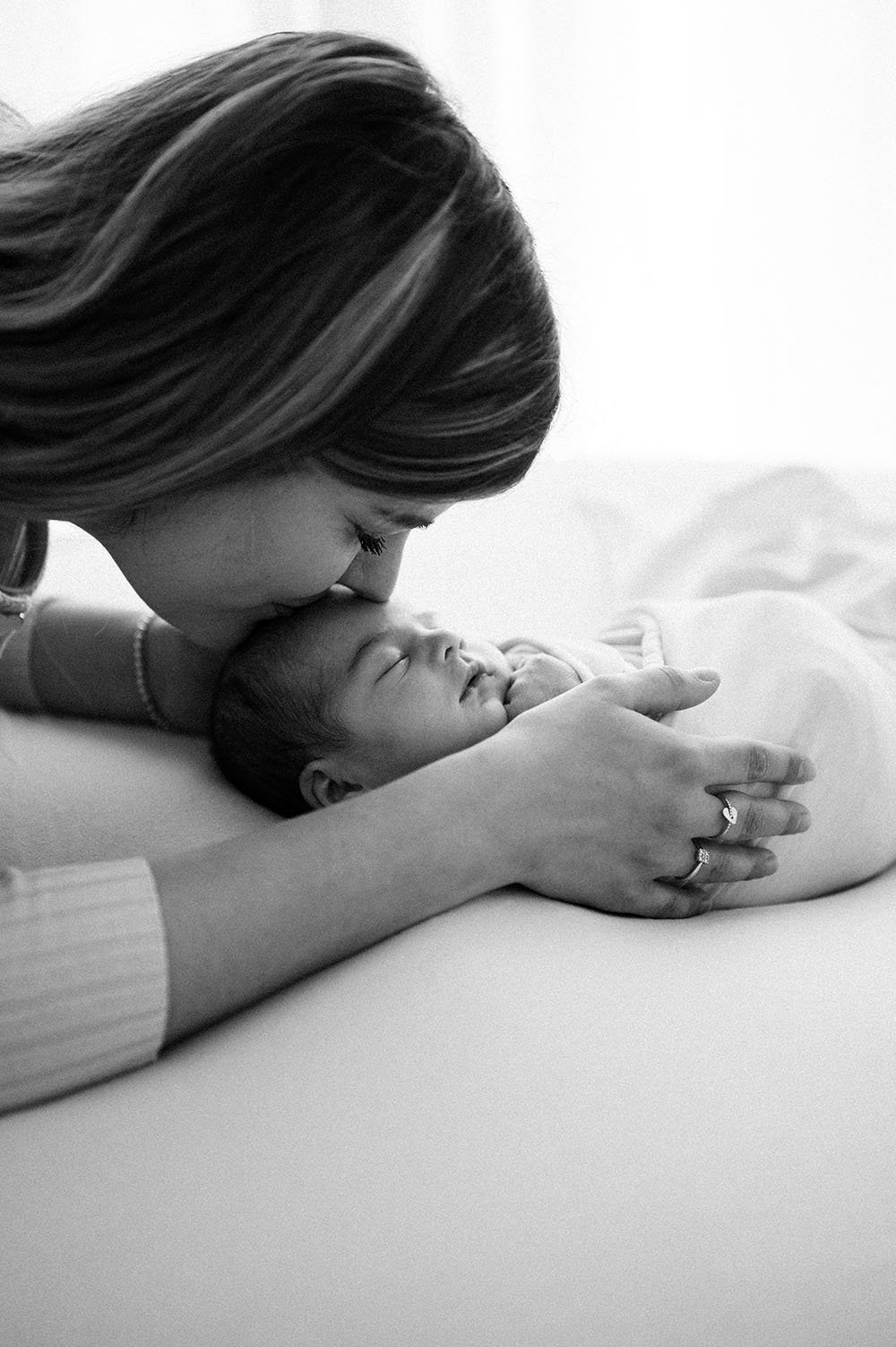 Fotografia neonato coccole con mamma