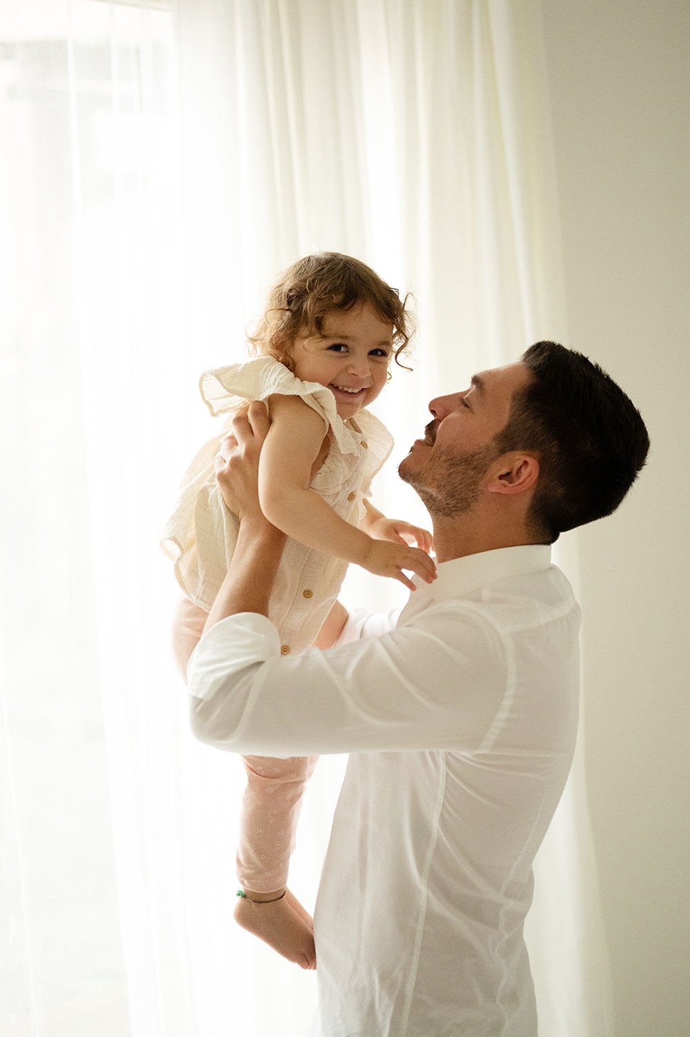 Fotografia famiglia coccole con papà