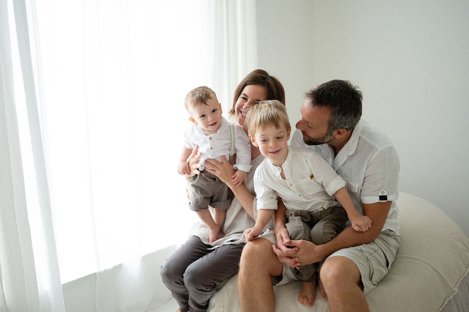 Fotografia famiglia seduti in studio