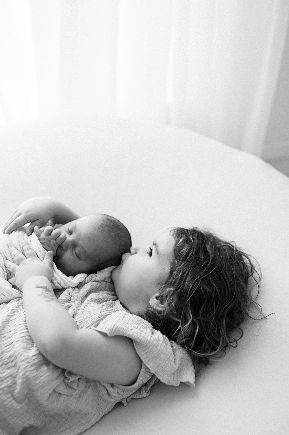 Fotografia neonato bacio sorellina