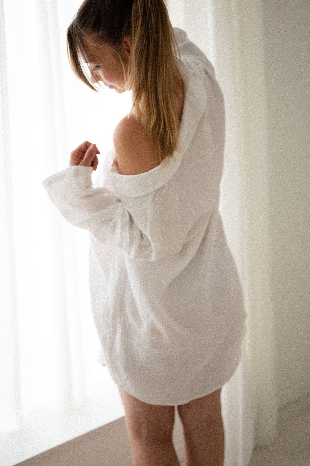 Camicia lunga bianca con sexy spalla scoperta