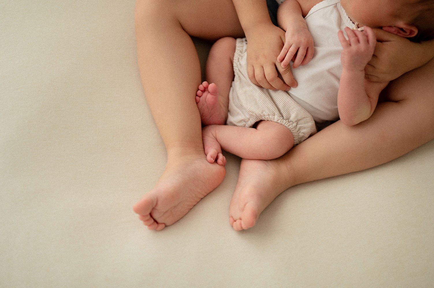 Fotografia neonato piccoli piedini