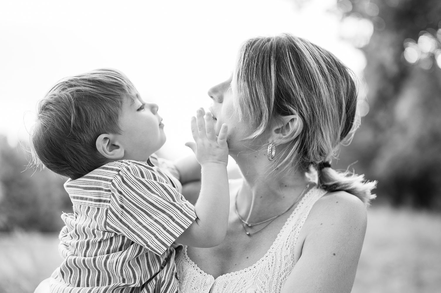 Fotografia famiglia piccole manine che accarezzano
