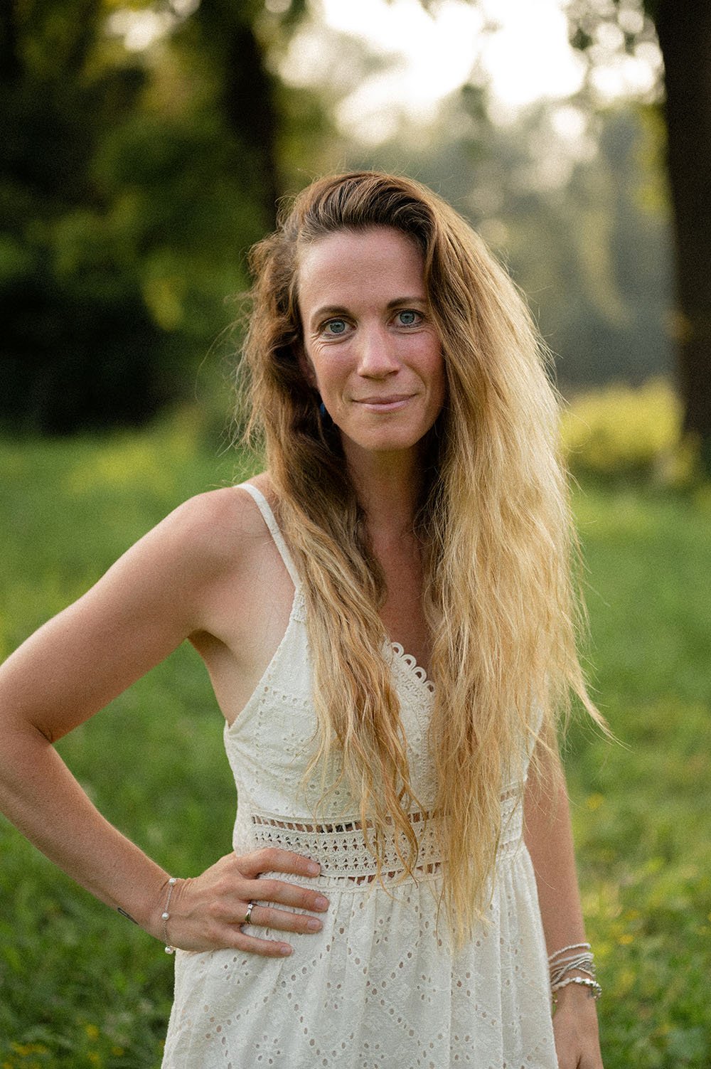 Ritratto donna con capelli lunghi
