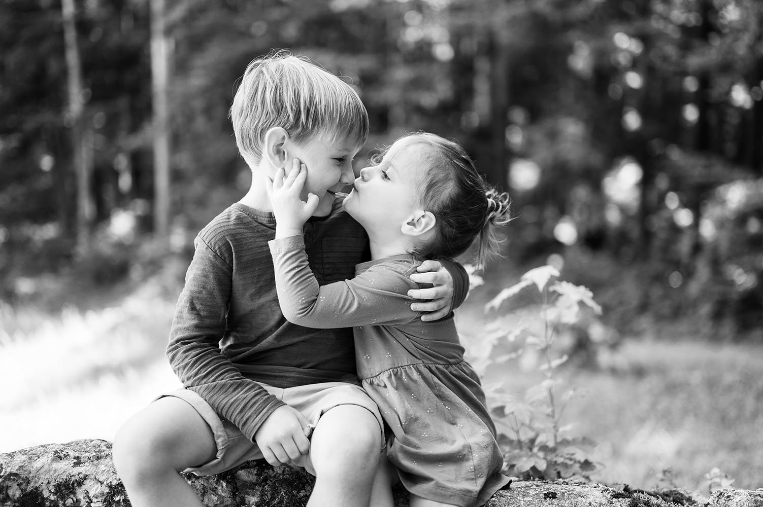 Fotografia famiglia bacio tra fratello e sorella