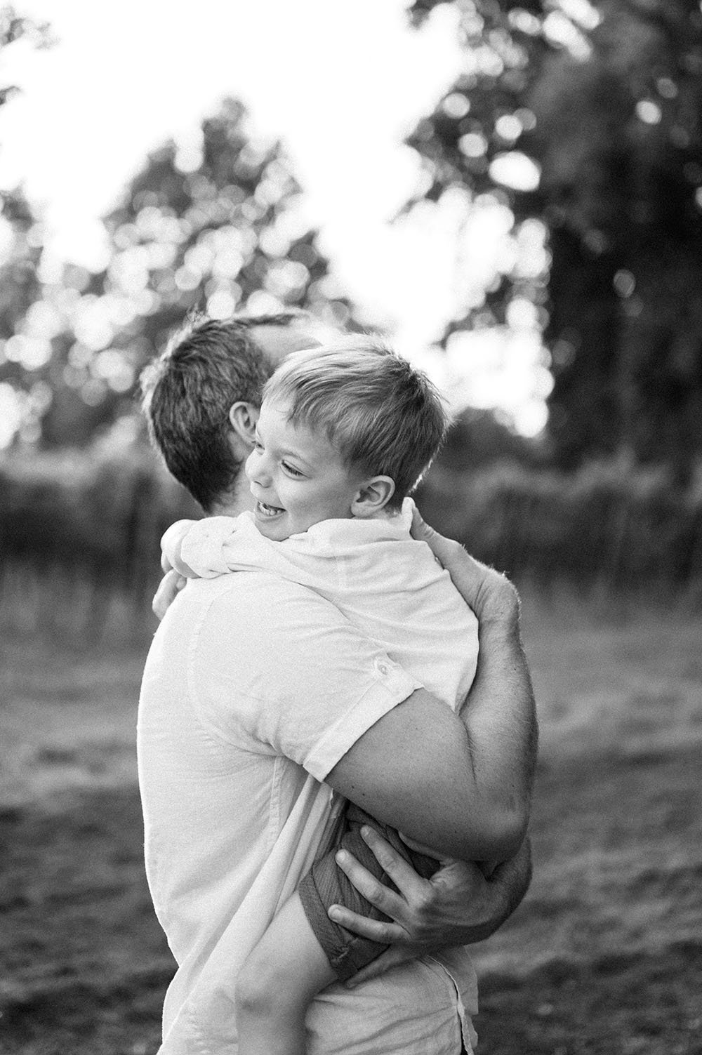 Fotografia famiglia papà che abbraccia il figlio