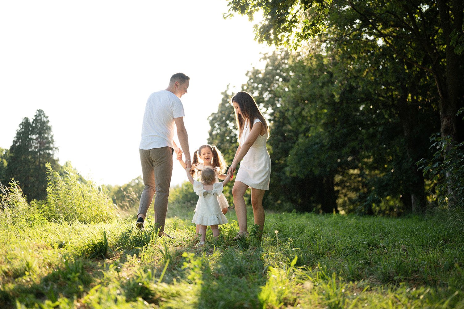 Fotografia famiglia momento felice al tramonto