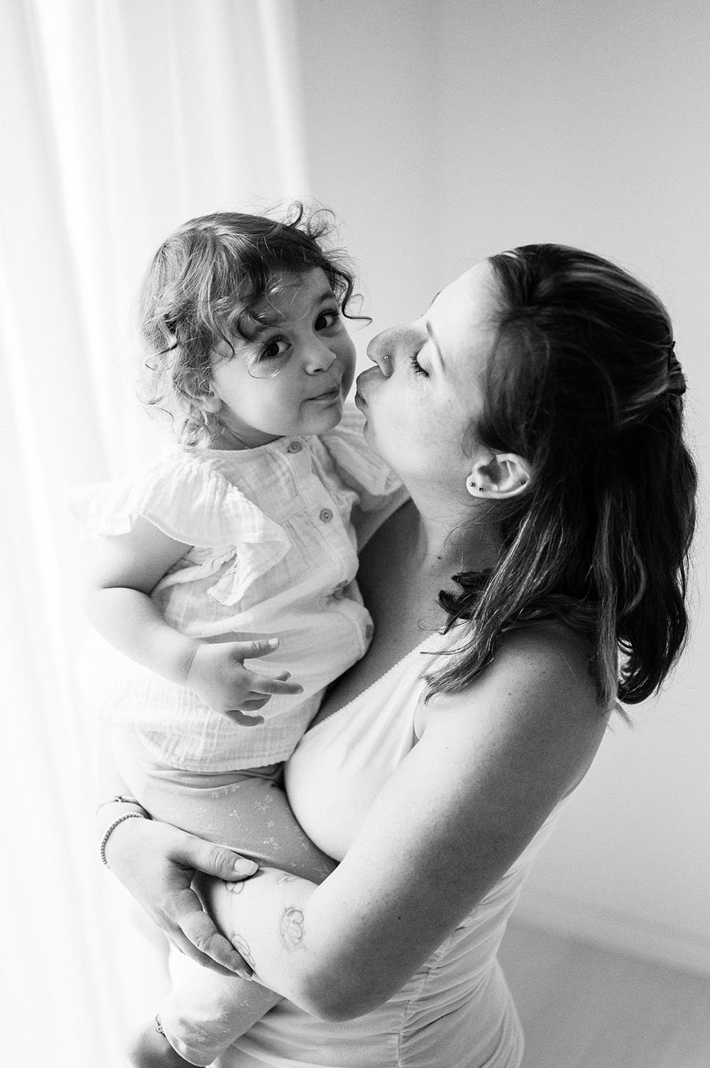 Fotografia famiglia la mamma bacia la figlia