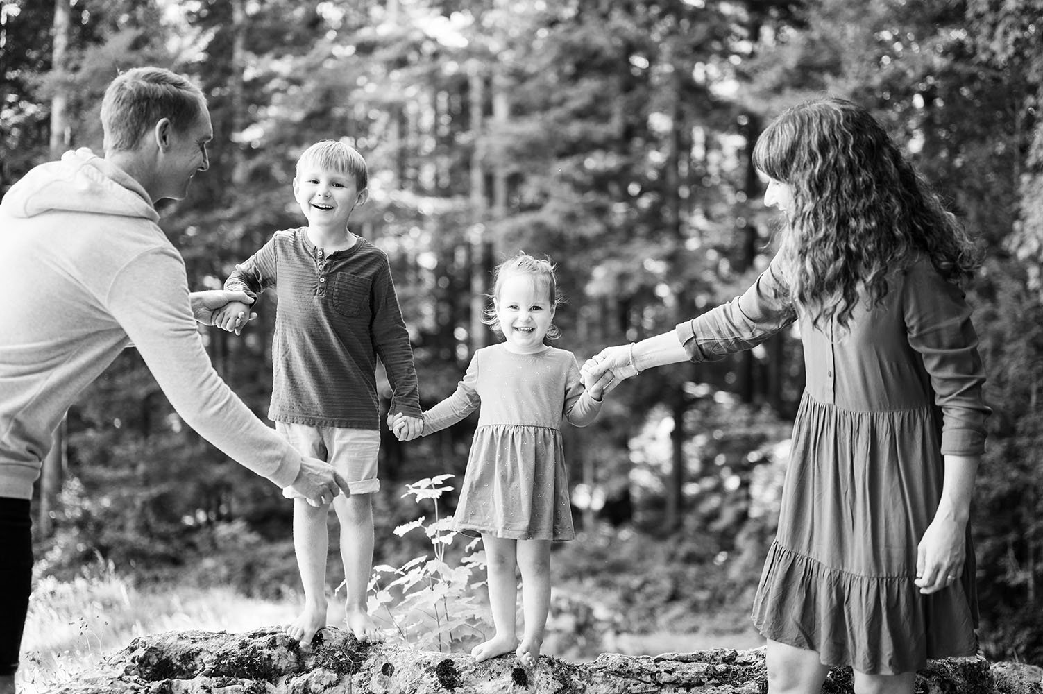 Fotografia famiglia tutti si danno la mano