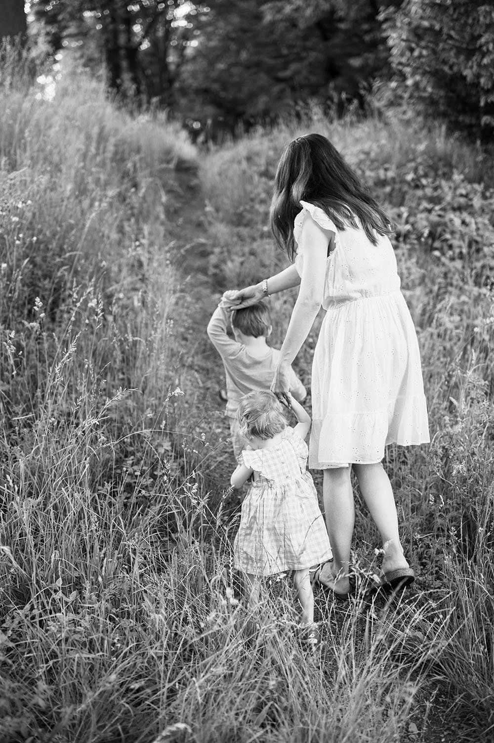 Fotografia famiglia passeggiata nella natura
