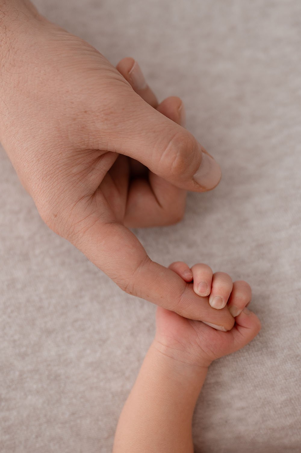 Fotografia neonato stringimi forte piccolo
