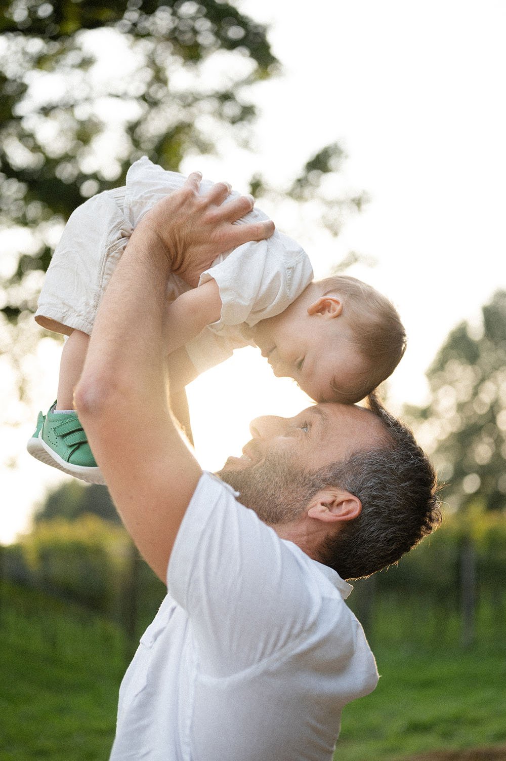 Fotografia famiglia papà che gioca con figlio