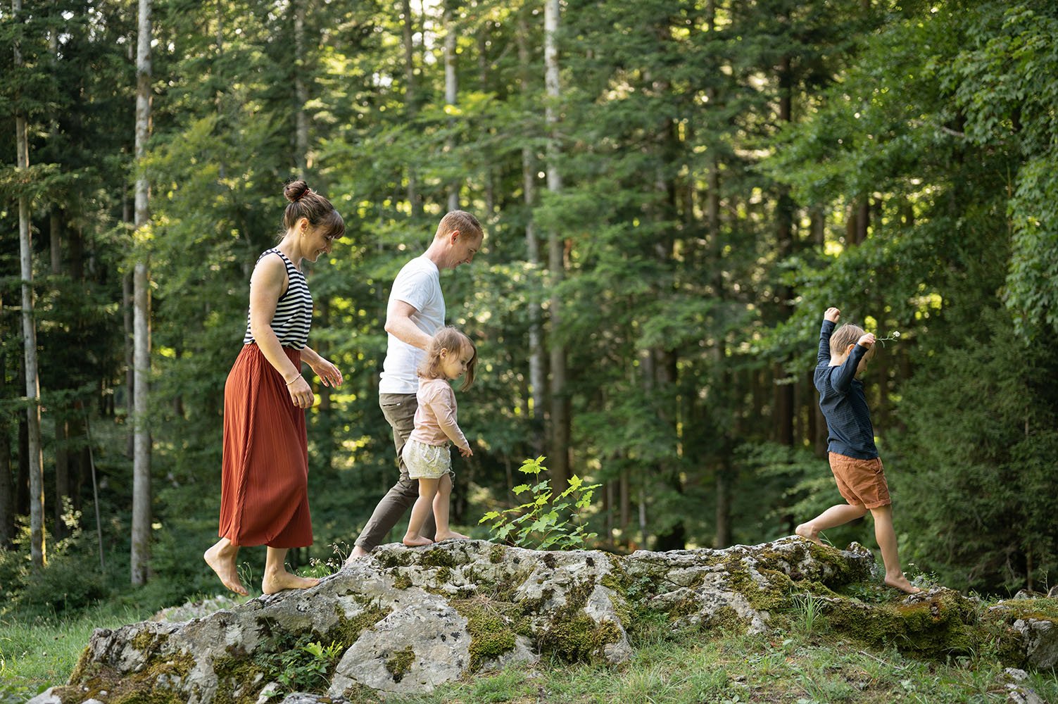 Fotografia famiglia passeggiata nel bosco