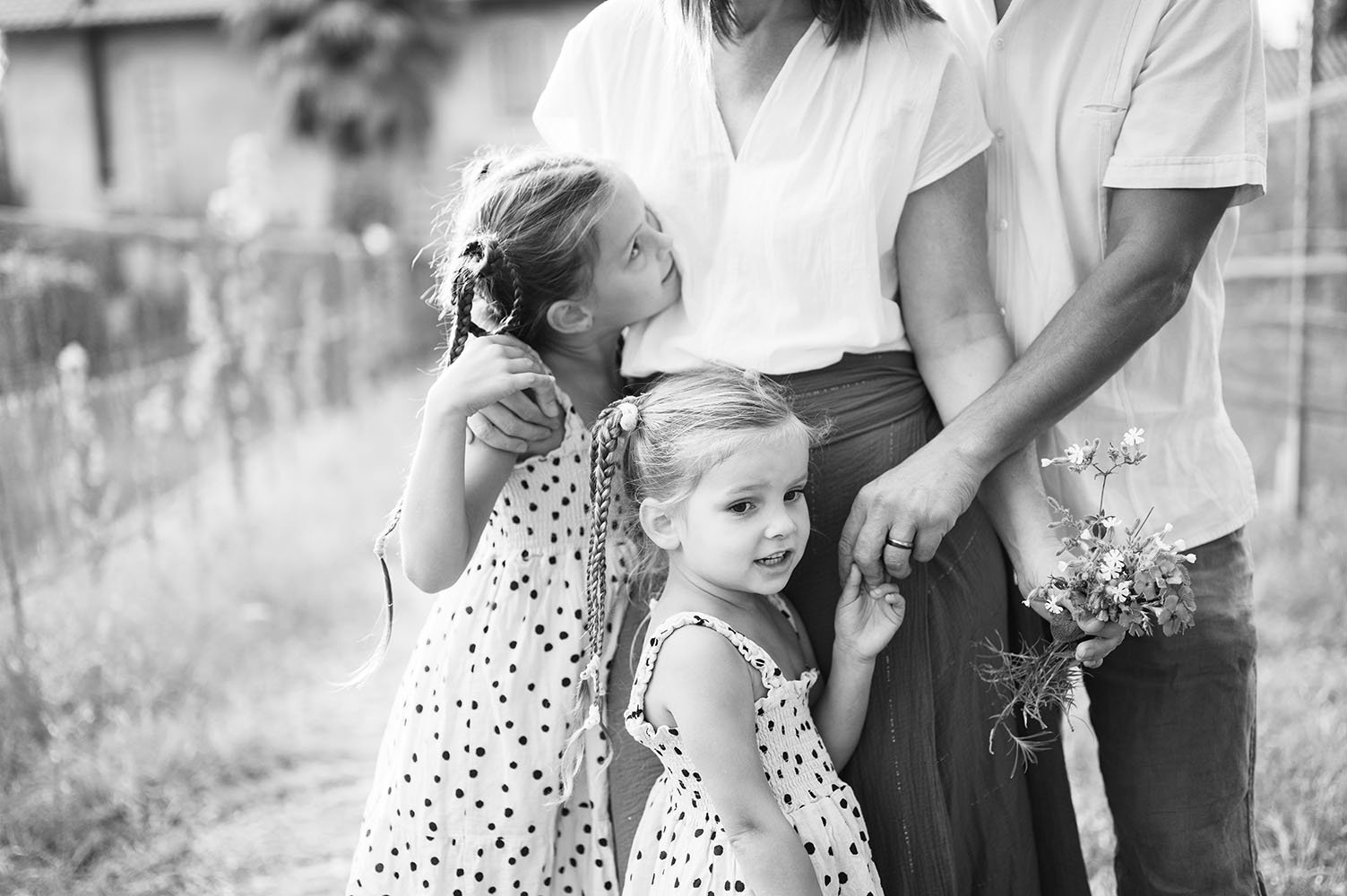 Fotografia famiglia bimbe con treccine e fiori
