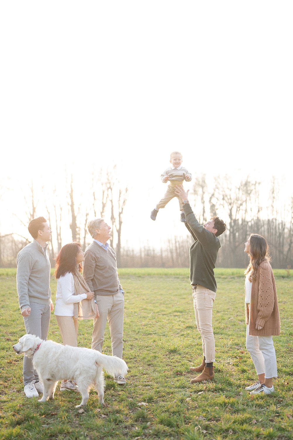 Fotografia famiglia con nonni e il cane