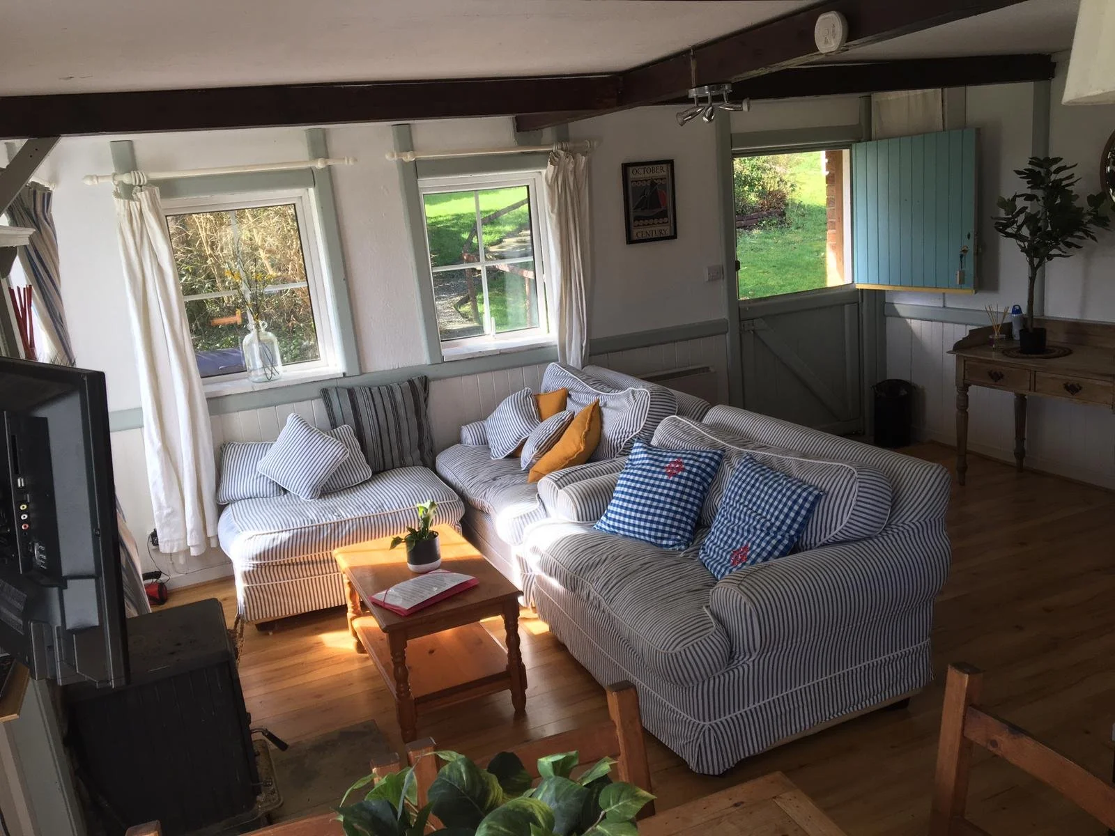 LIVING ROOM PONY HOUSE SHEEPWALK HOUSE.jpg