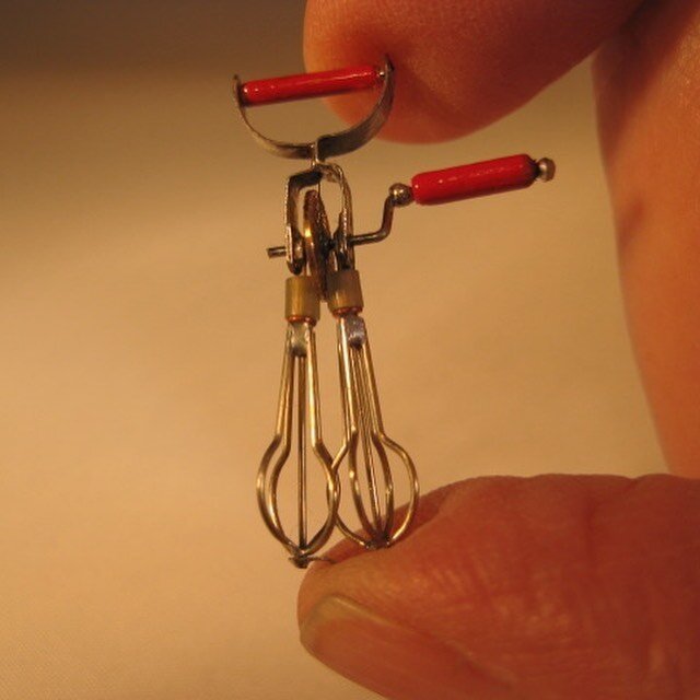 Working mechanical egg whisks available on our website. Choose from red, green or blue handles. Link in bio. #stleger #stlegerautomata #laurenceandangelastleger #perfectioninminiature #eggwhisk #breakfast #miniature #dollshouse #dollshouseminiatures