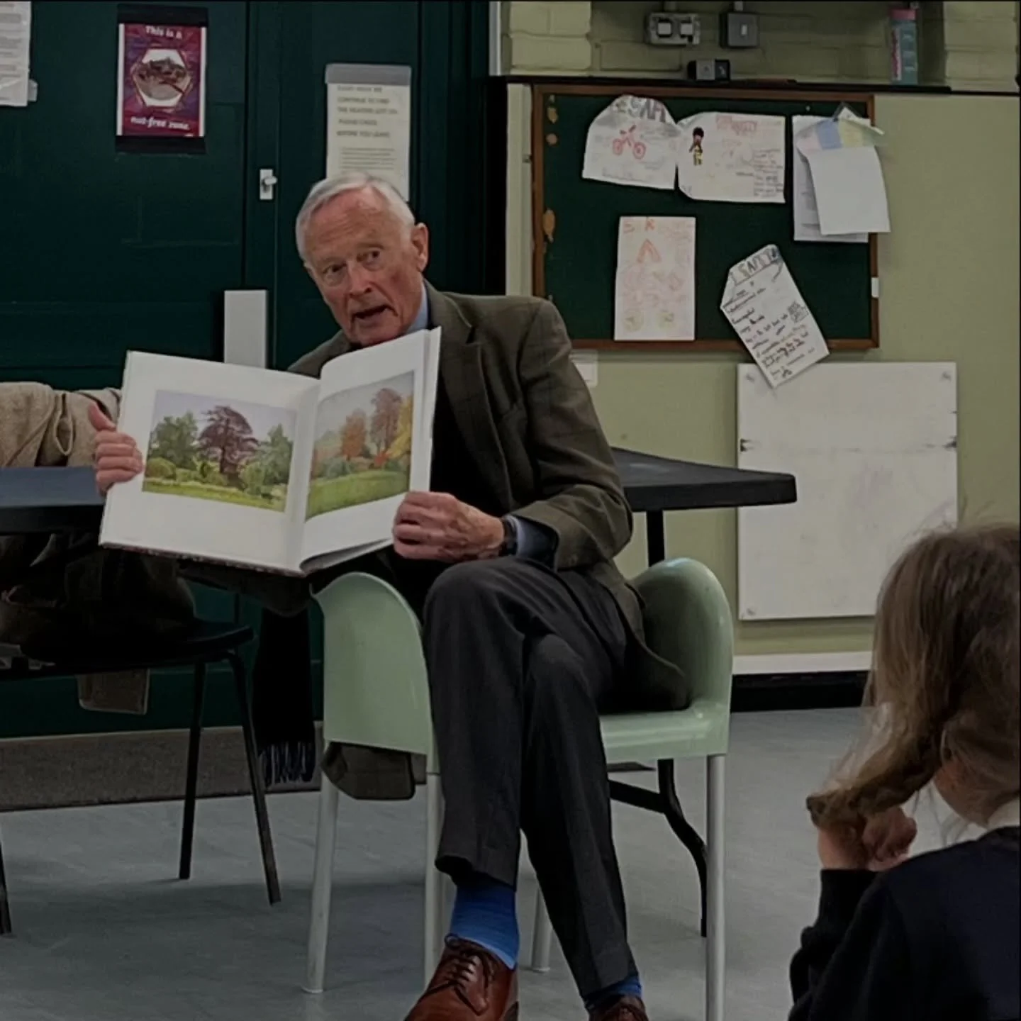 Just before we broke up for half term our Thursday artists were incredibly lucky to welcome a very special guest to their session! We were so honoured to be joined by the incredible artist William Wilkins who came to chat to our artists all about his