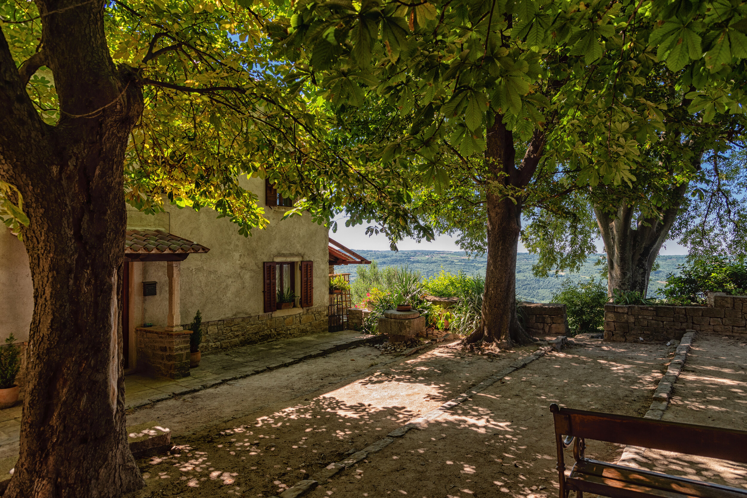 Schattensuche hoch belohnt - Groznjan, Istrien