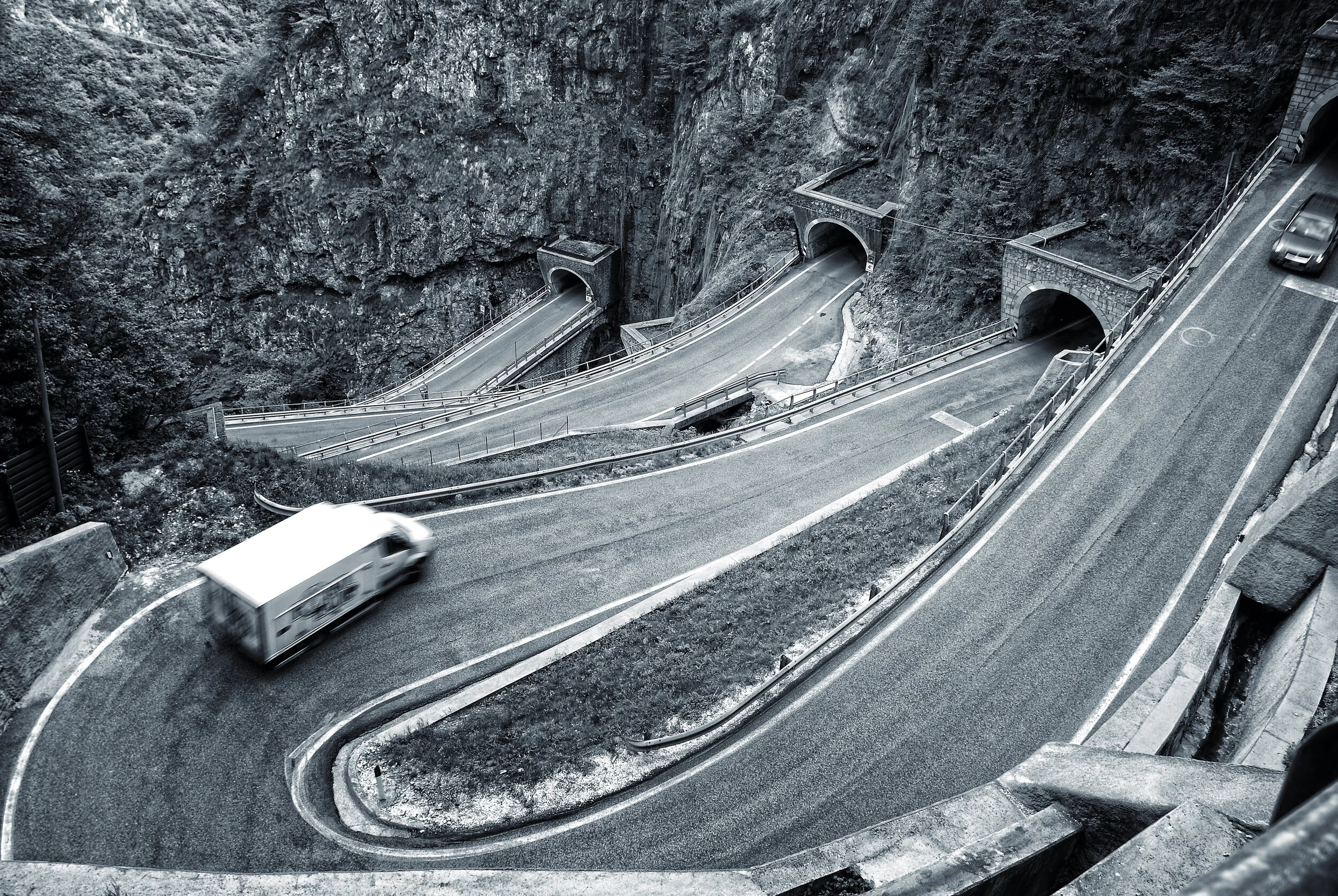 Serpentinen im Plural - Passo di San Boldo, Venetien