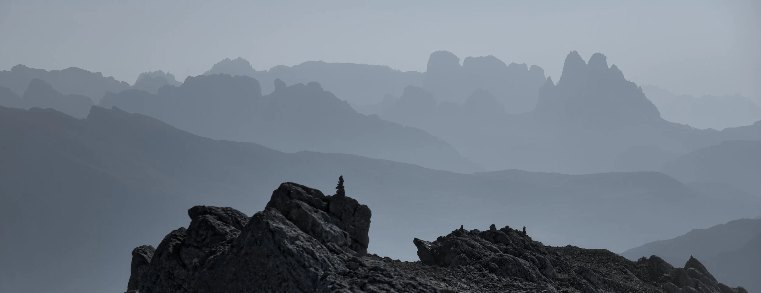 Manches bleibt dem Fussgänger vorbehalten - Skyline Dolomiten aus 2810m Seehöhe (Seekofel)