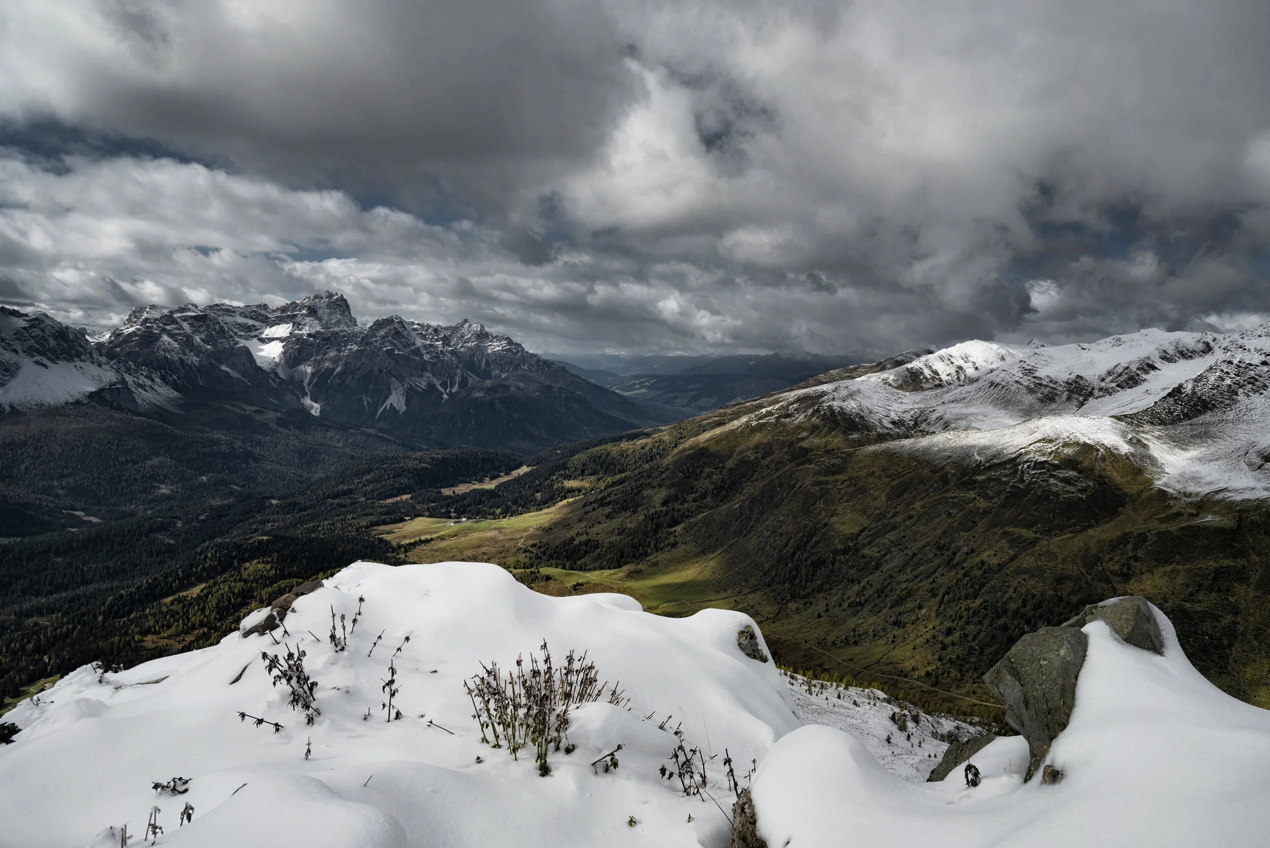Raus aus den Tälern, rauf in den Winter - Auf dem Col Quaterna;  vis-à-vis der Sextener Dolomiten 