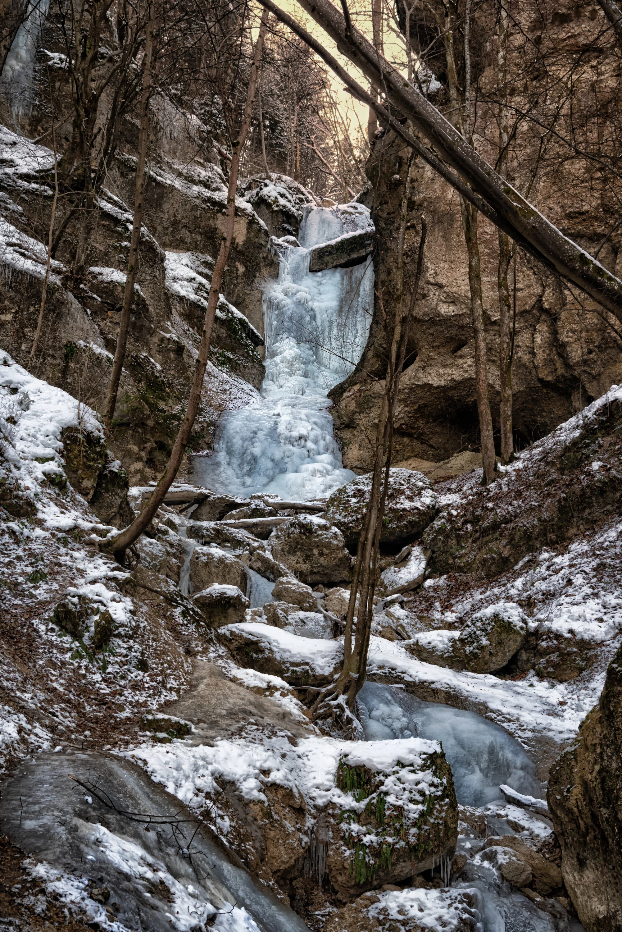 Still und starr im Eise gewandet..