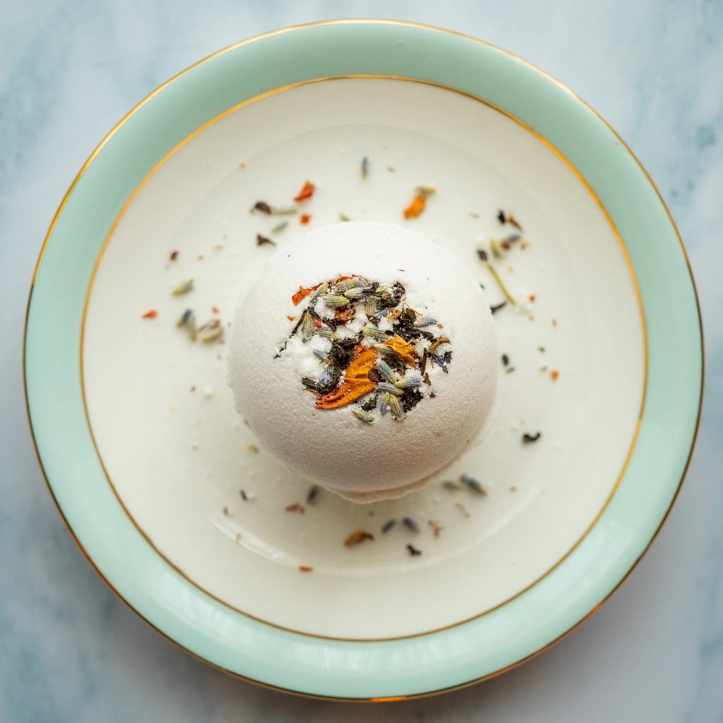 ✨London Fog Bath Bomb Time!✨

Soak in the beautiful scent of lavender, bergamot and vanilla with our special @beyondthebombbath collab!

Holly from Beyond the Bomb has lovingly created a special Hamilton-made bath bomb inspired by our bestselling Cre